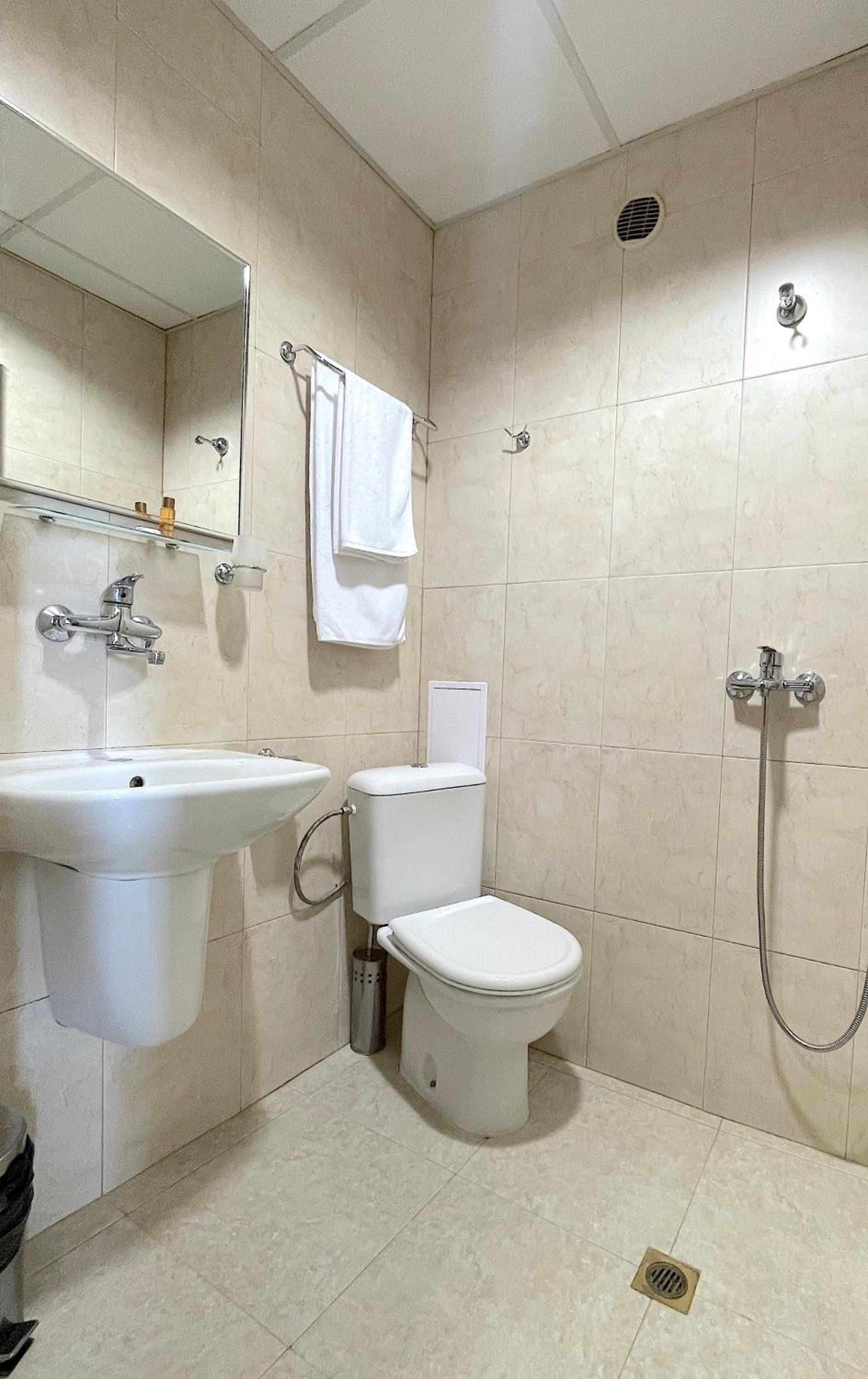 Standard Twin Room - Photo 9