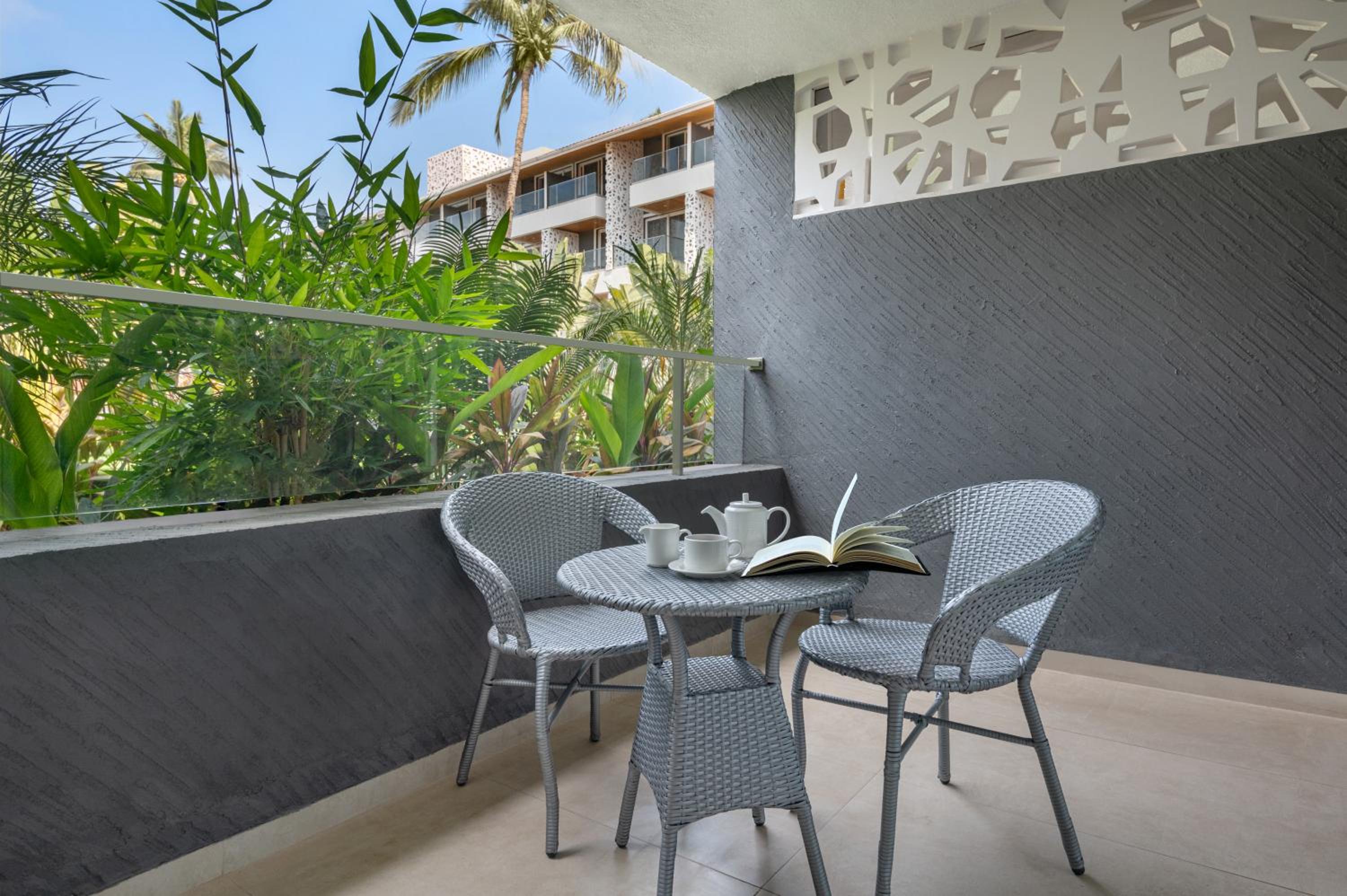 King Room with Balcony - Photo 6