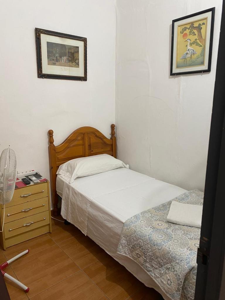 Single Room with Shared Shower and Toilet photo 3