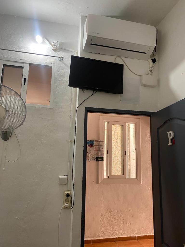 Single Room with Shared Shower and Toilet photo 2