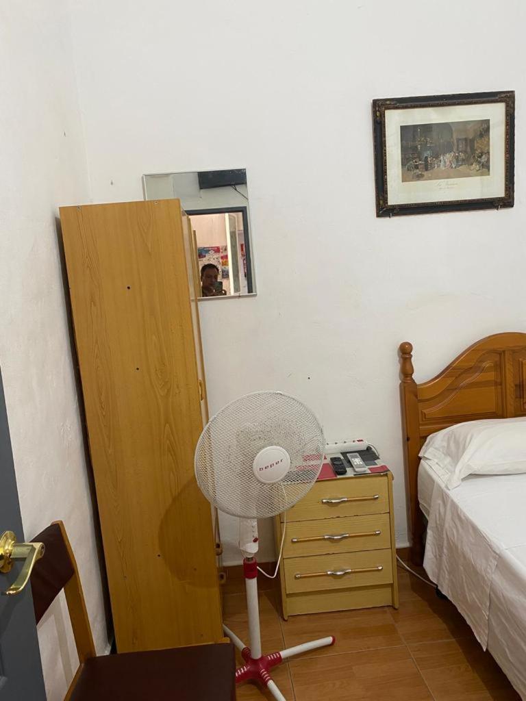 Single Room with Shared Shower and Toilet photo 2