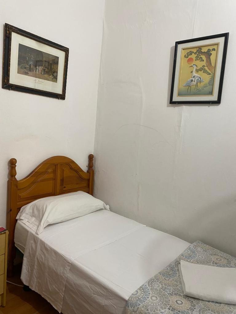Habitación Individual con Baño y Aseo Compartidos