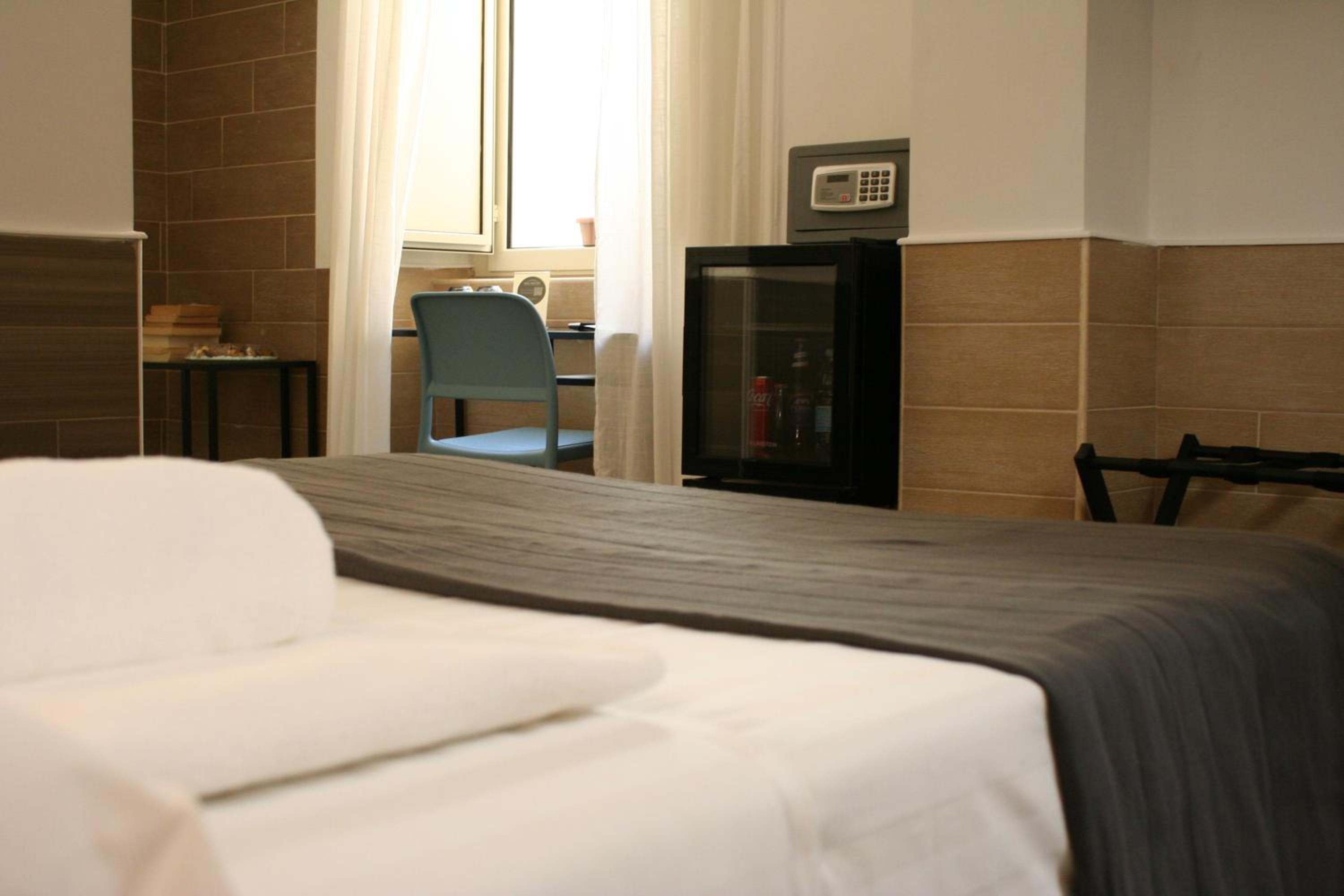 Small Double Room thumbnail 5