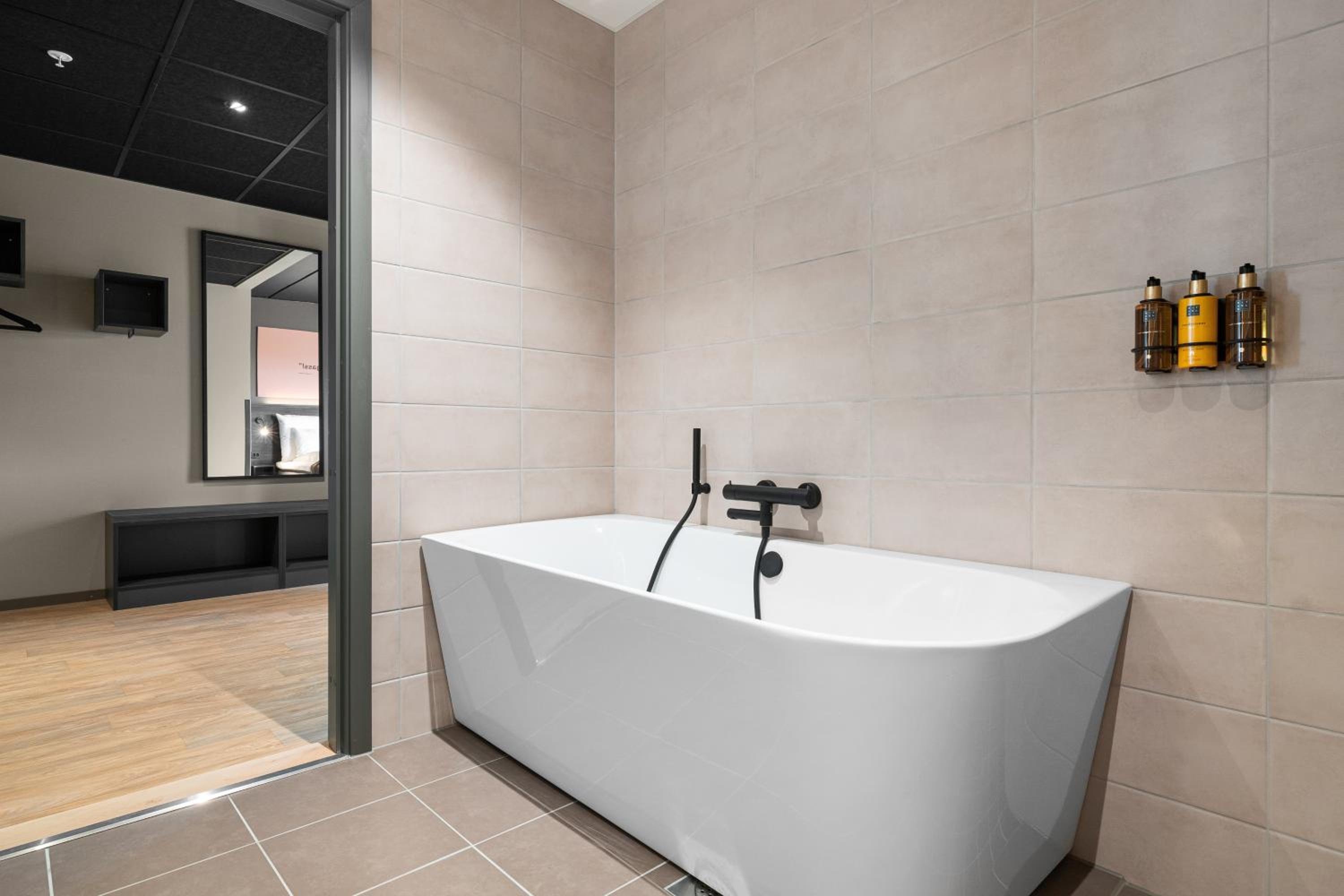 Junior Suite with Garden View - Photo 8