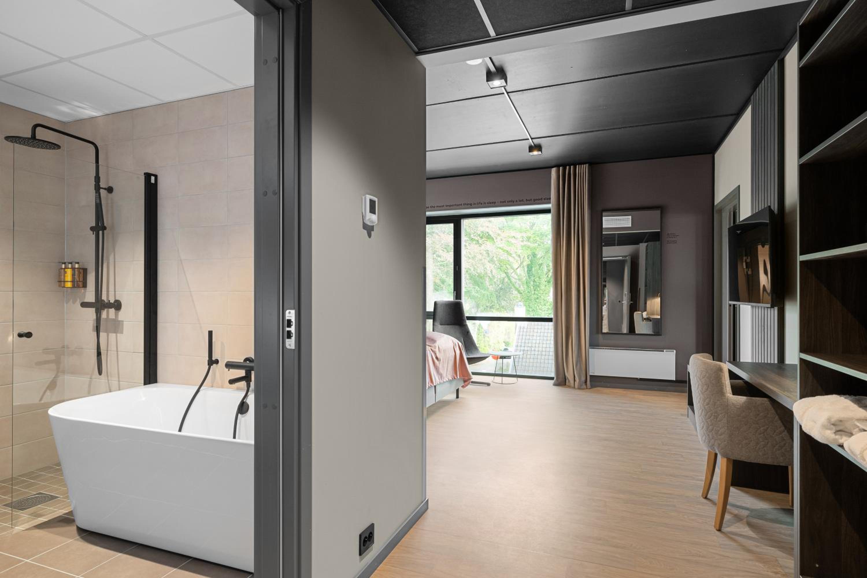 Superior Suite - Photo 11