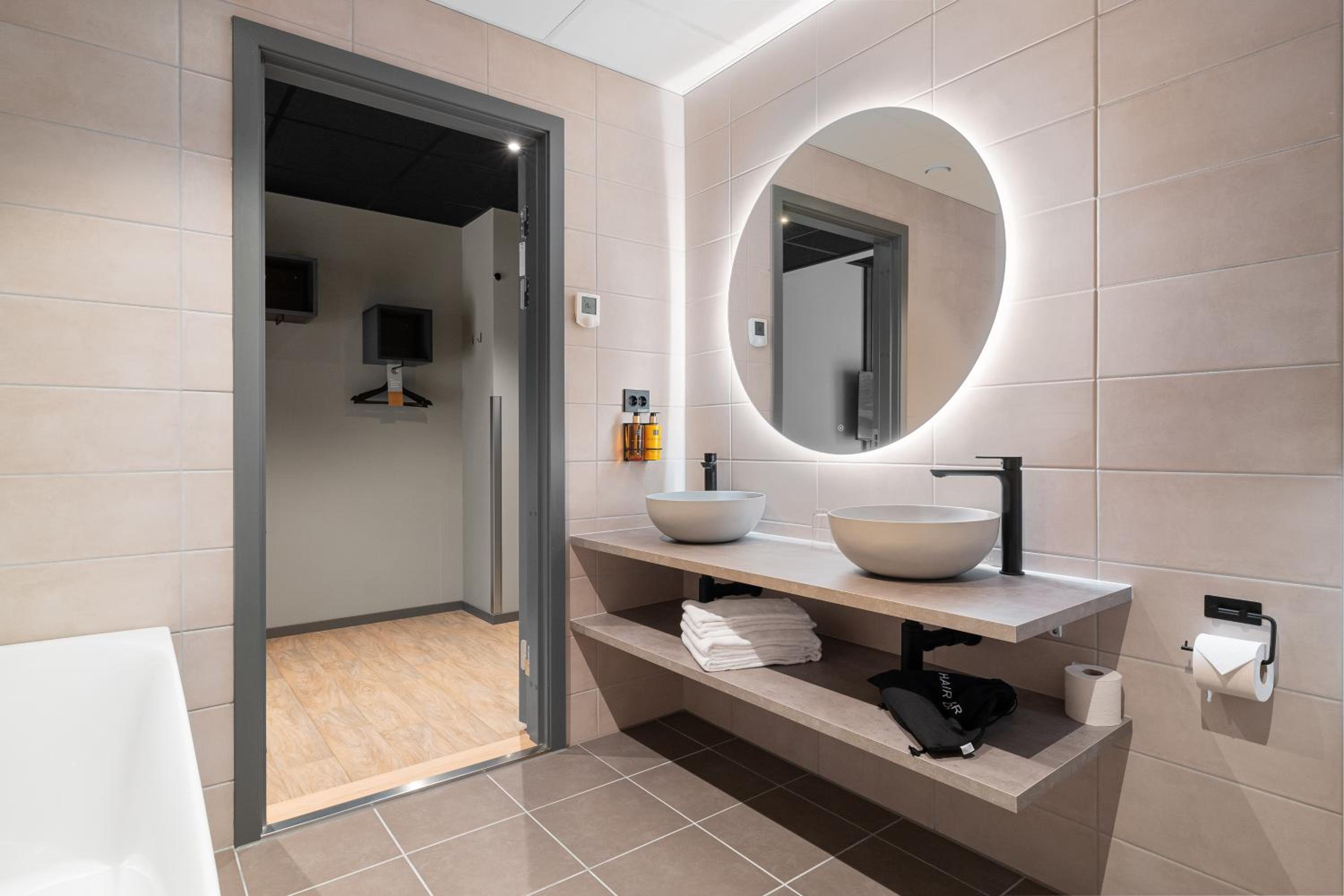 Superior Suite - Photo 12