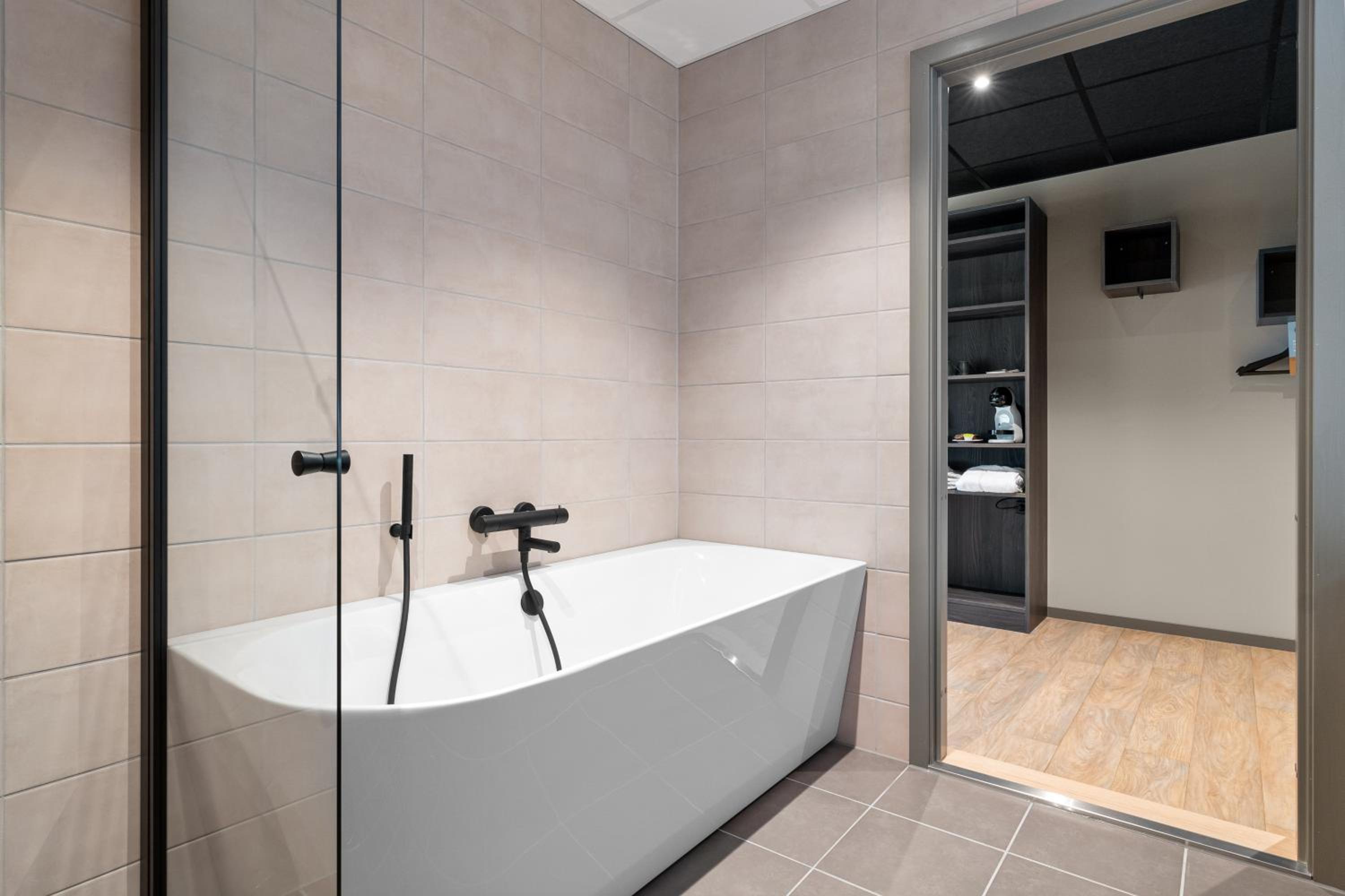 Superior Suite - Photo 10