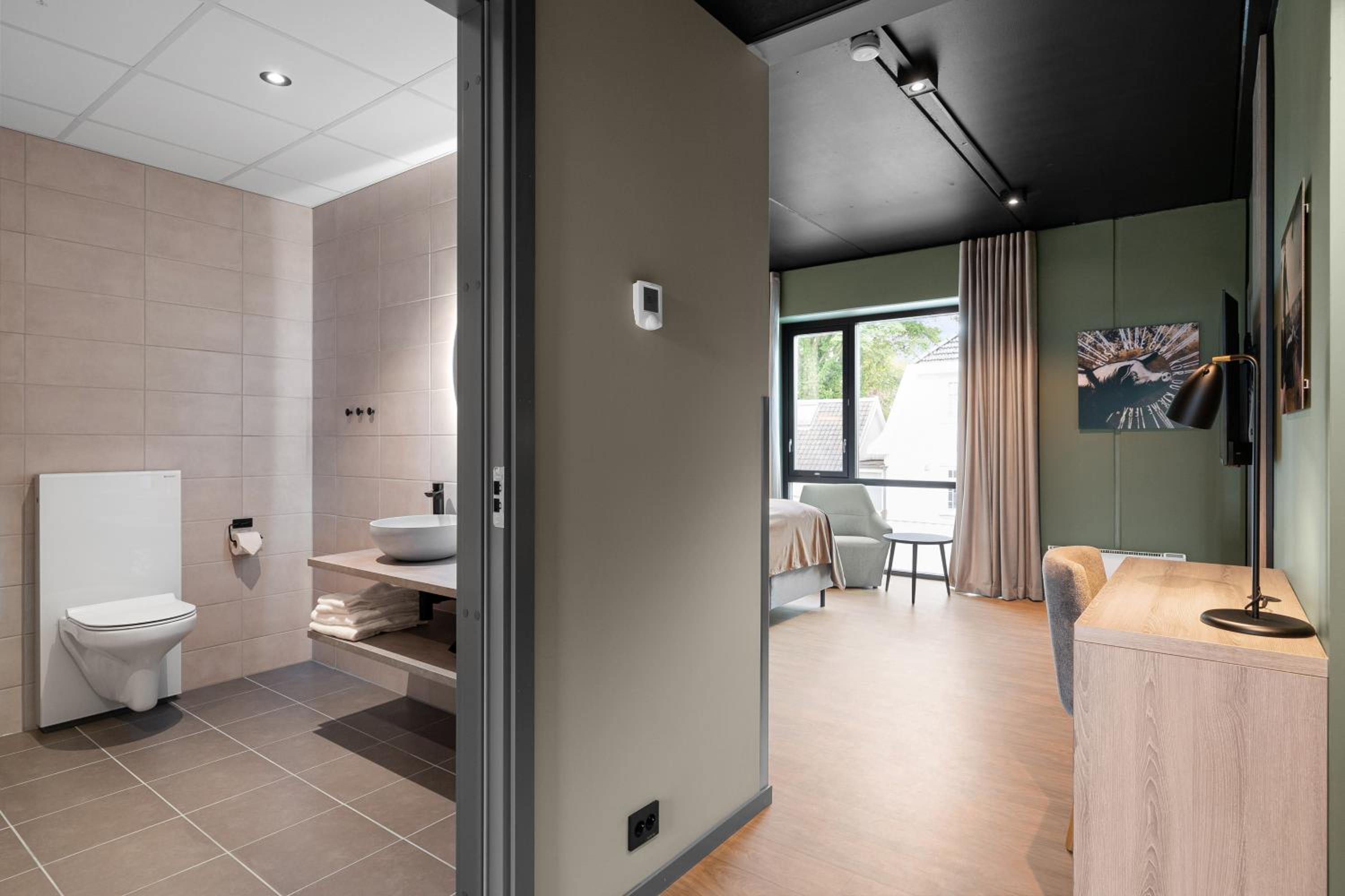 Deluxe Suite - Photo 13