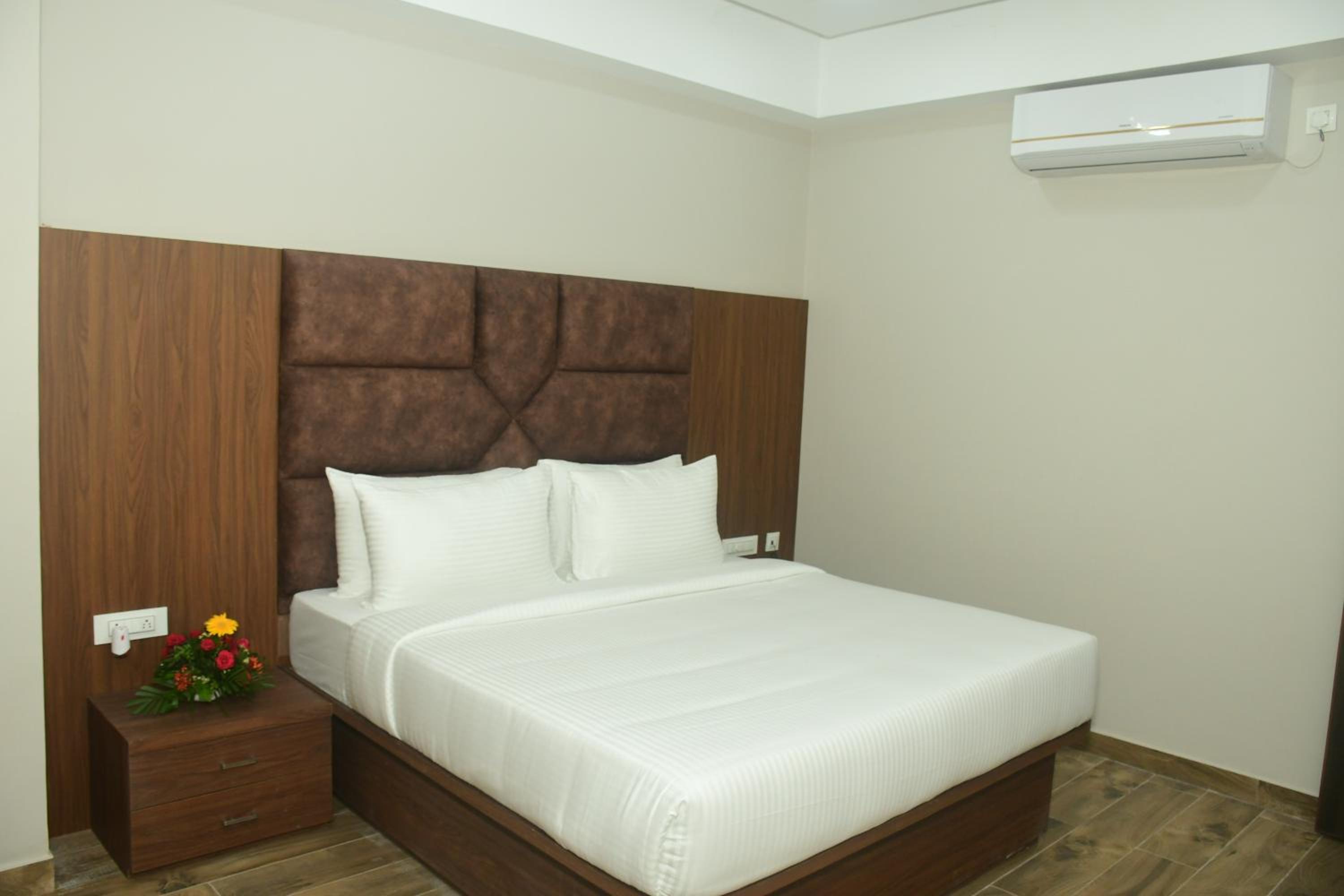 Suite - Photo 1