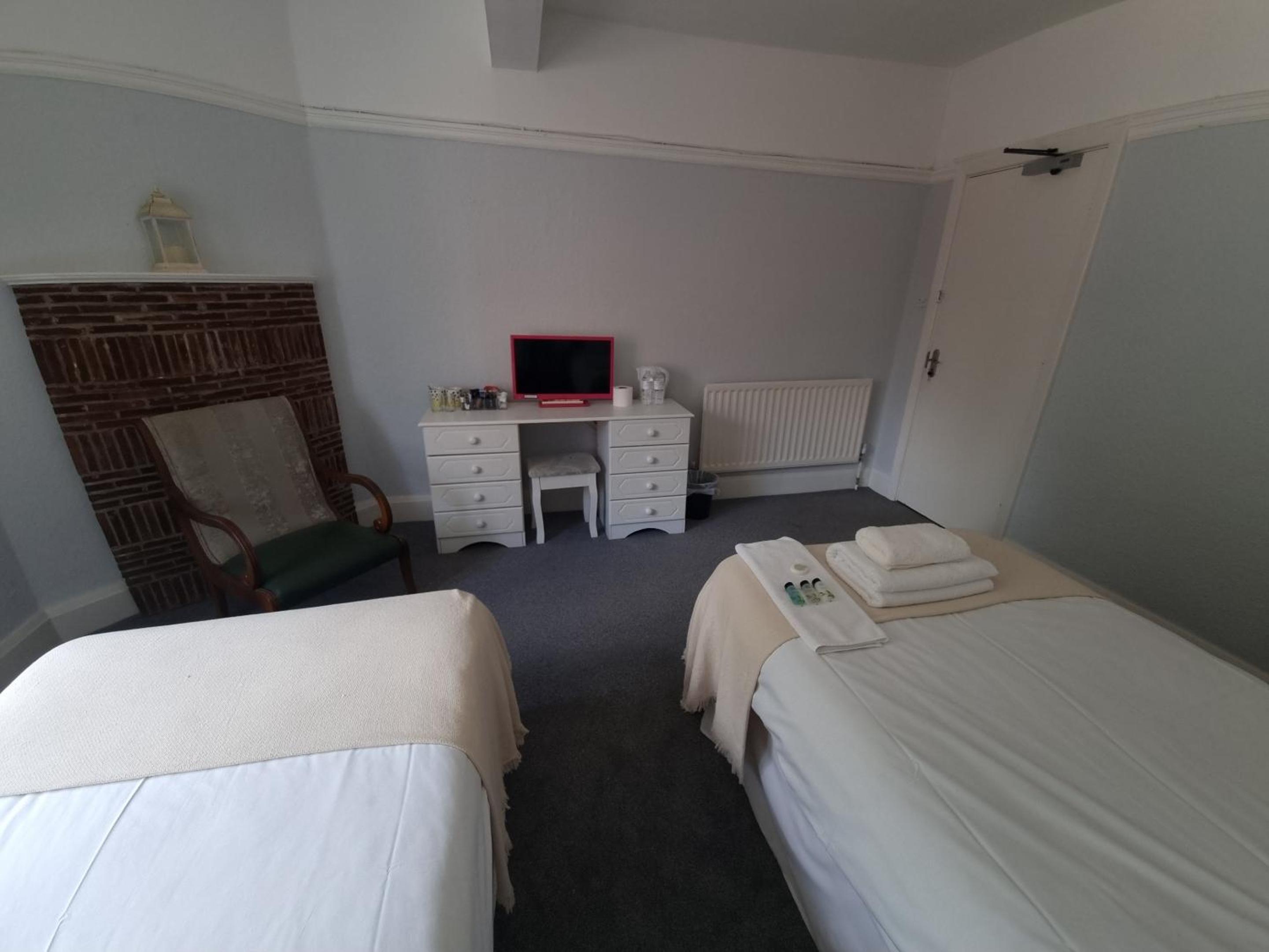 Twin Room with Shared Bathroom photo 2