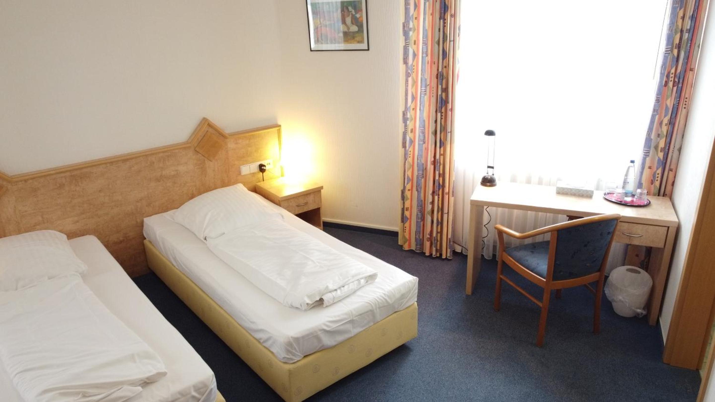 Budget Twin Room photo 3