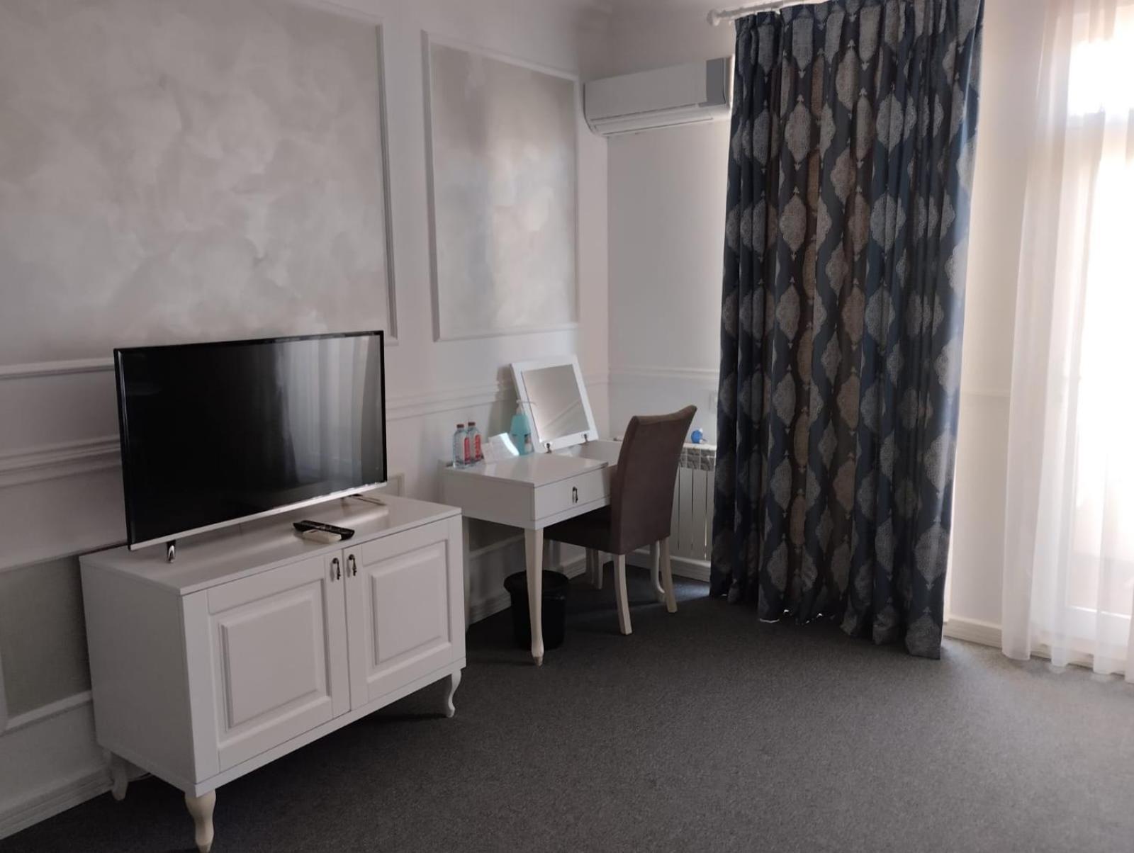Deluxe Double Room with Balcony and Side View of the Sea photo 1