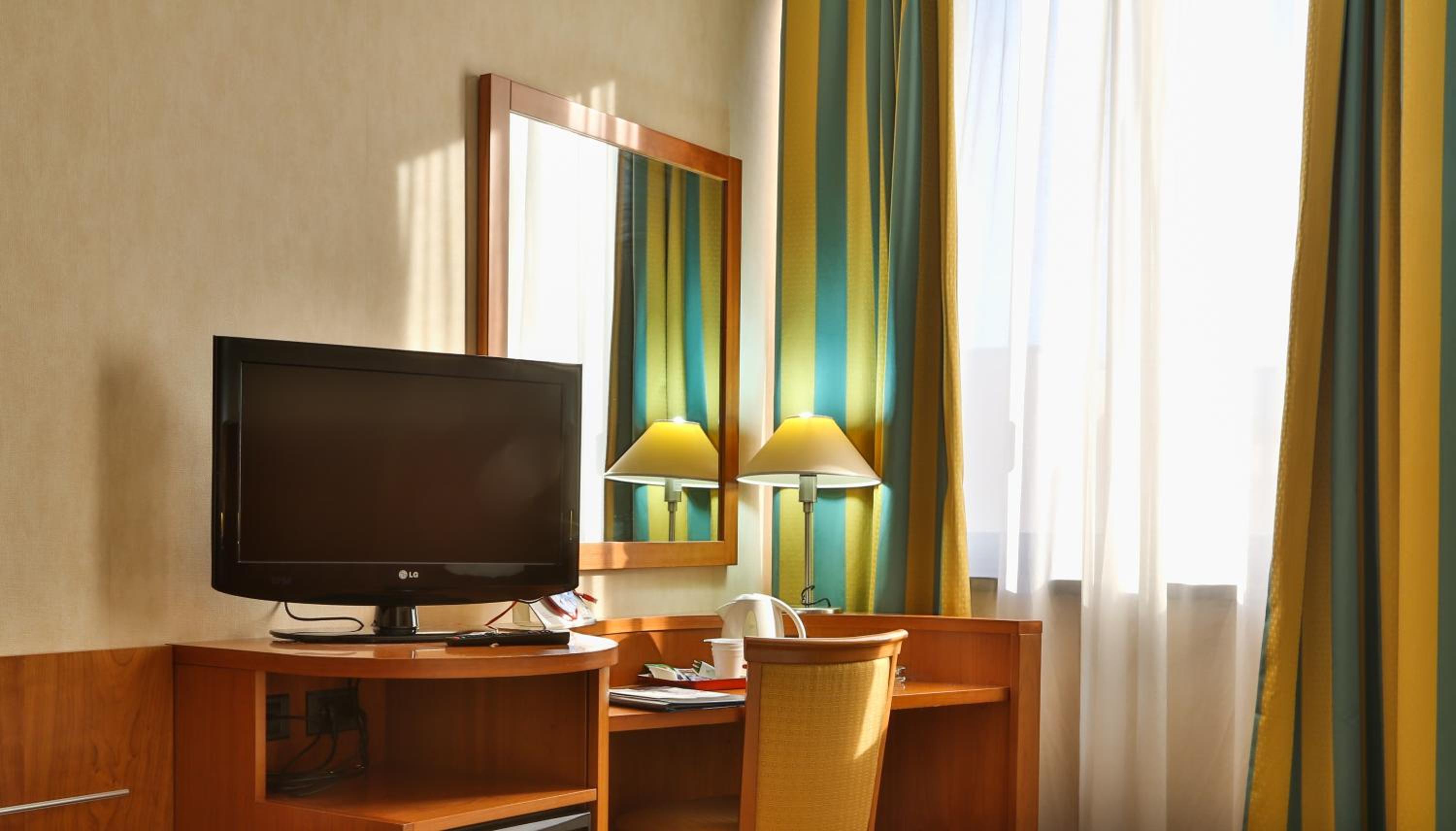 Standard Queen Room with Single Bed - Non-Smoking - Photo 2