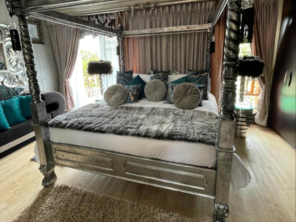 Honeymoon King Room photo 1