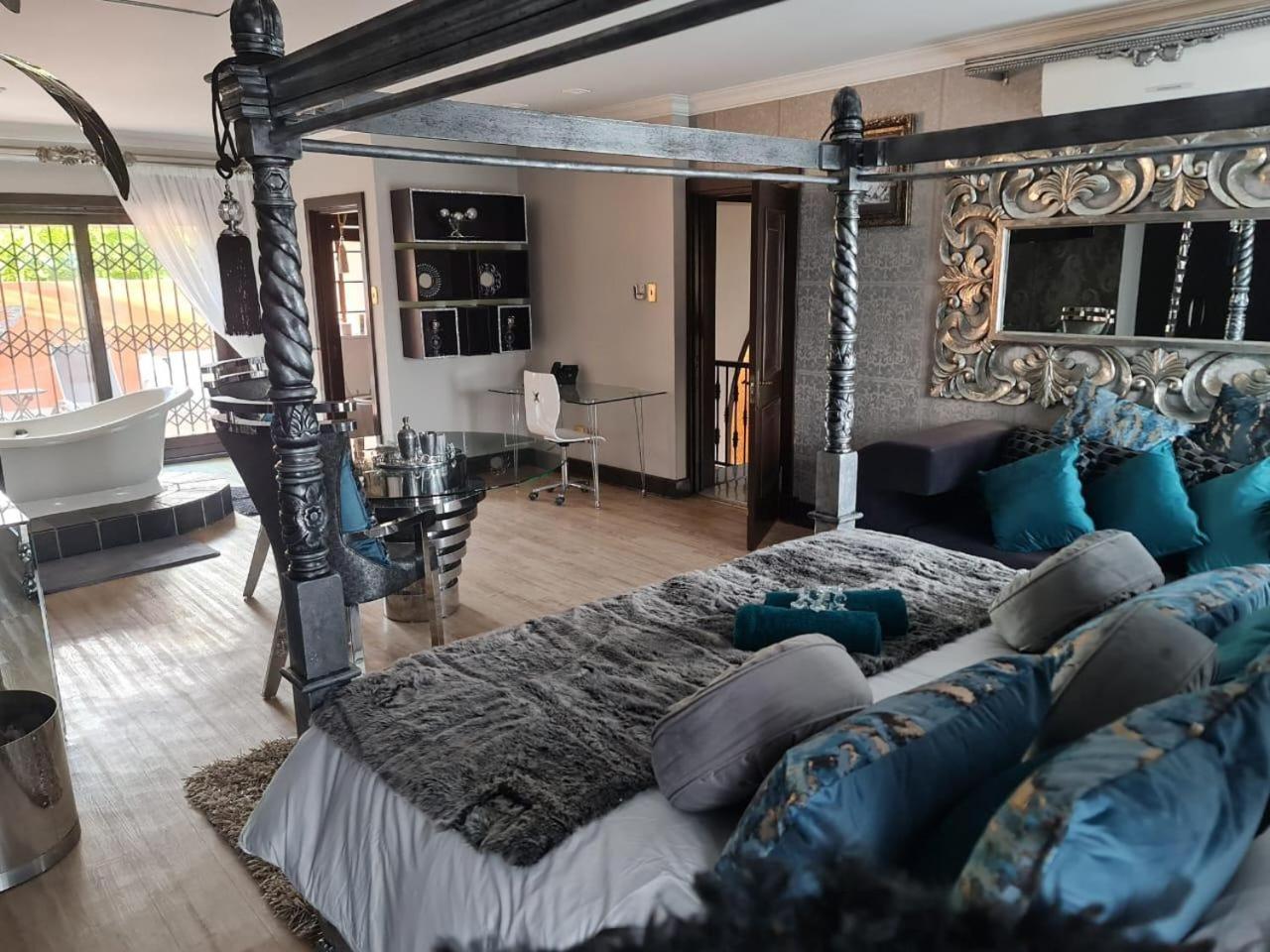 Honeymoon King Room photo 2