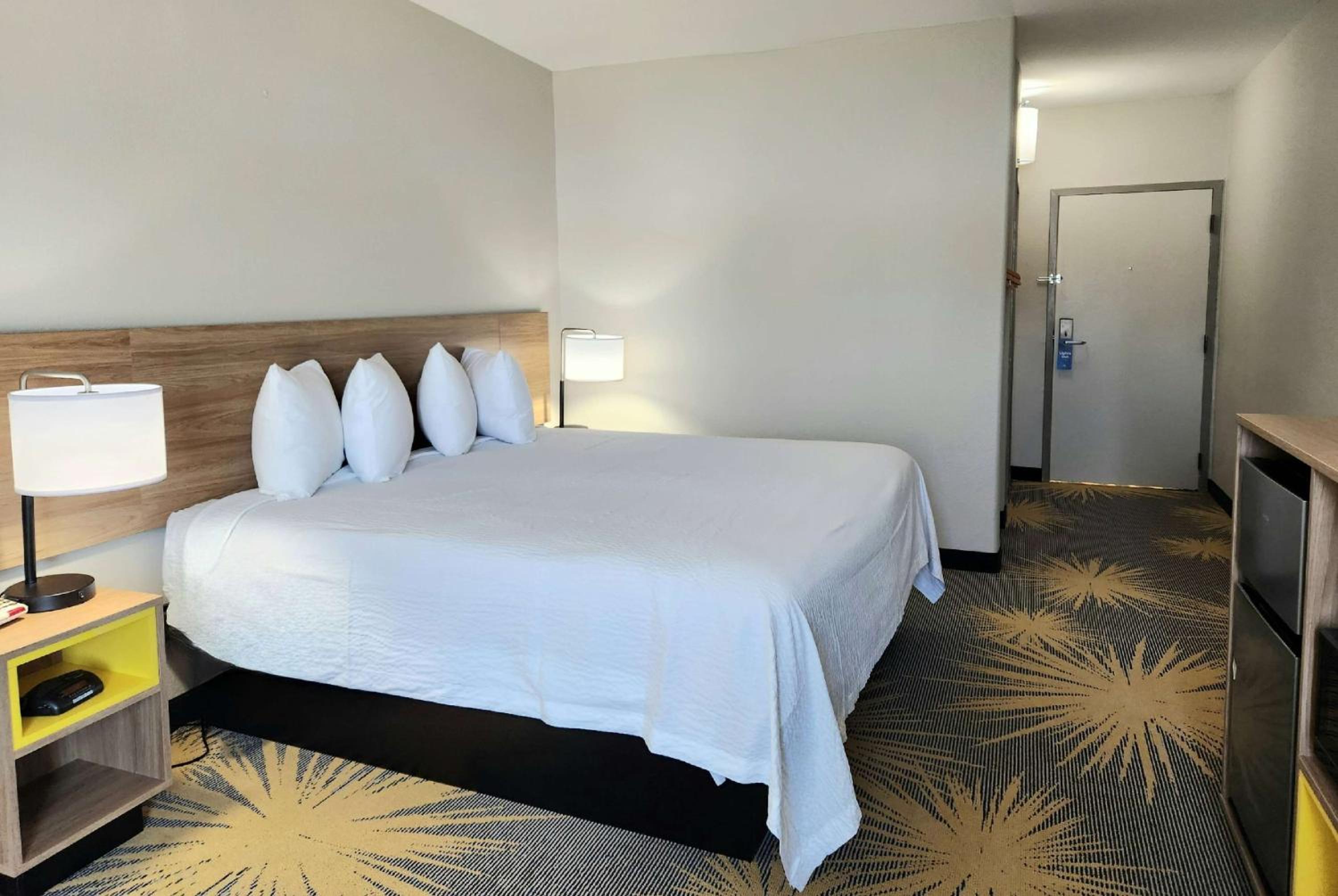 King Suite - Non-Smoking - Photo 1