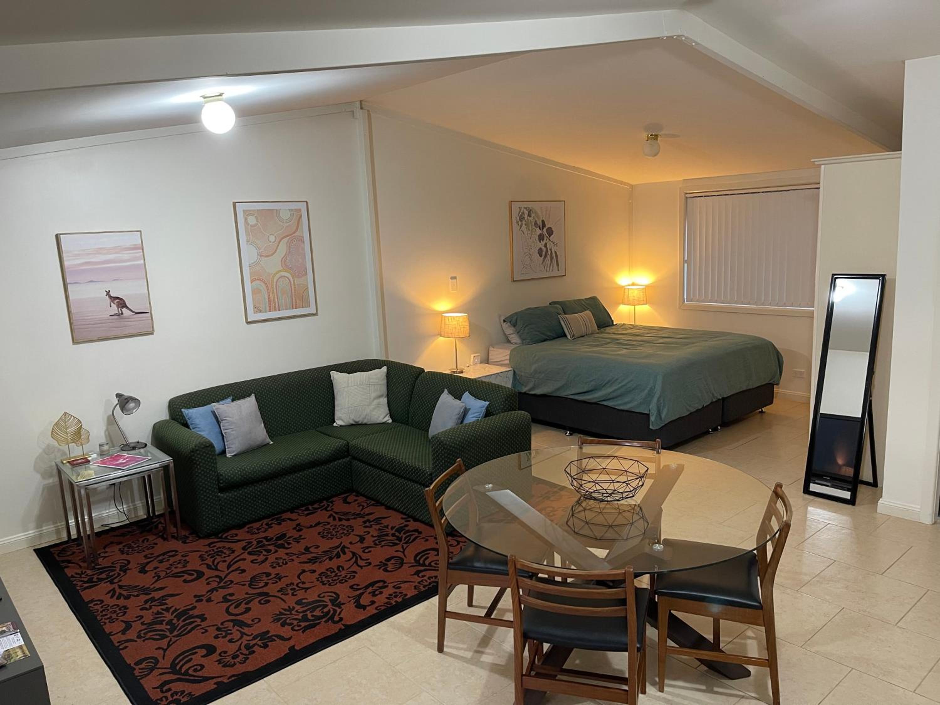 One-Bedroom Apartment photo 1