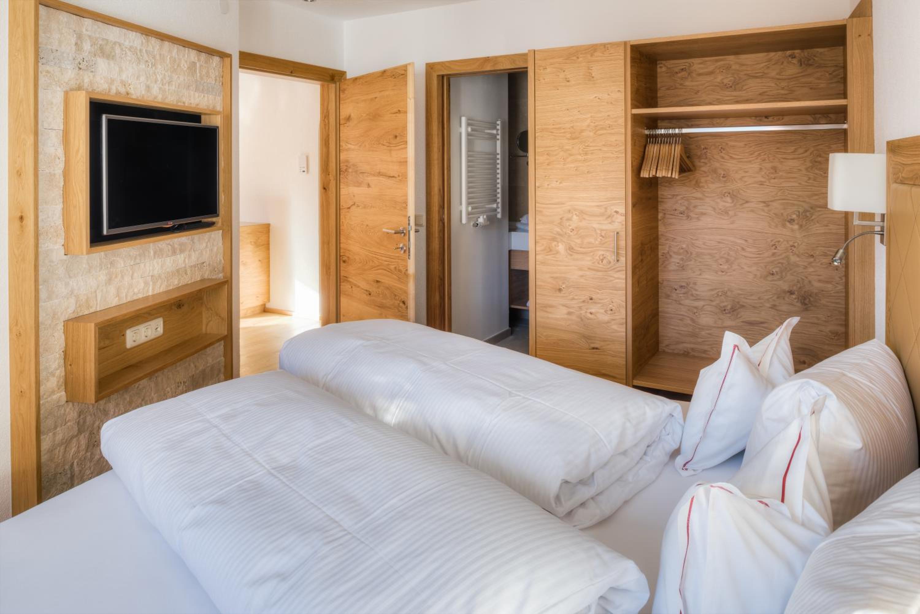 Four-Bedrooms with Balcony photo 3