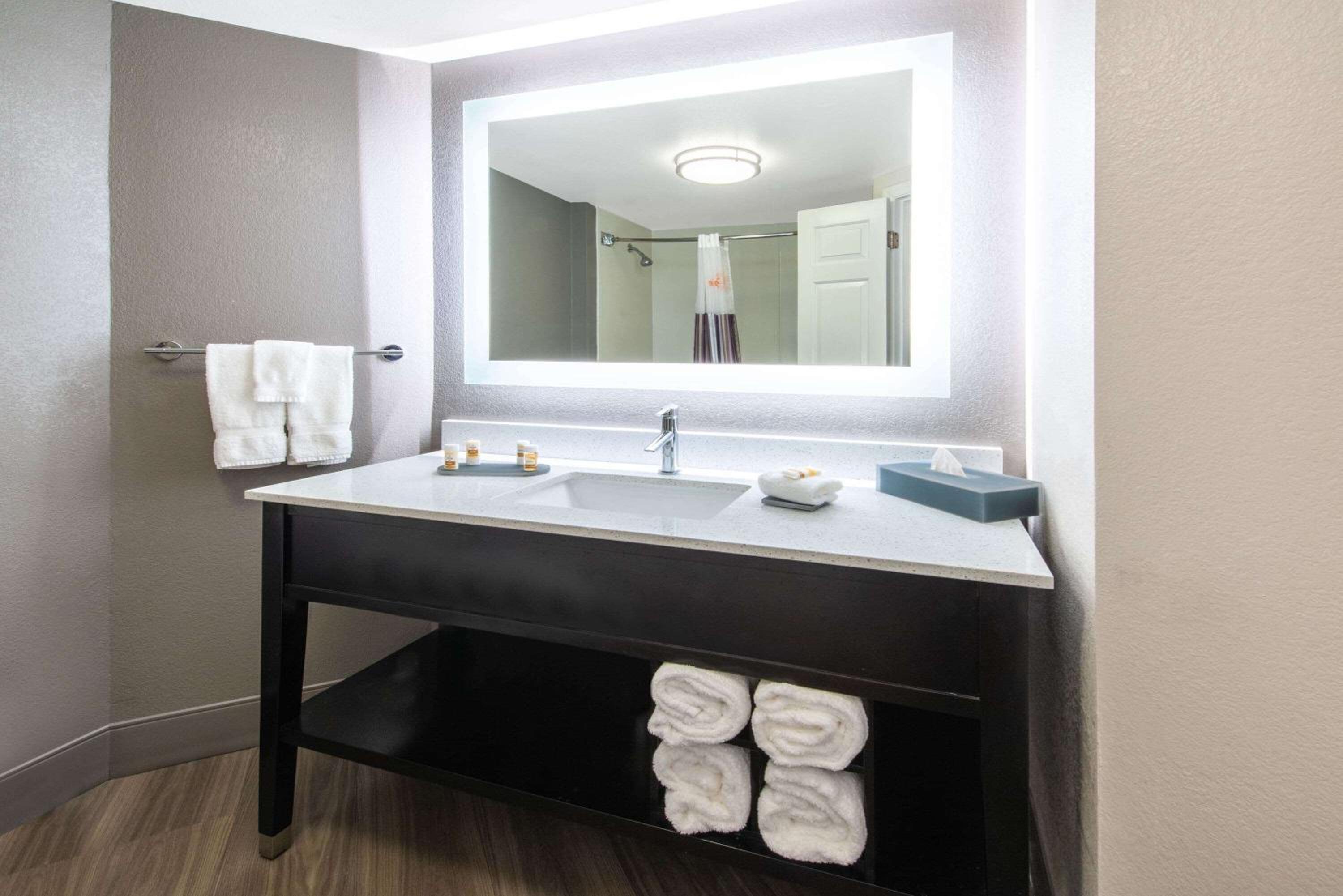 Deluxe King Room - Photo 3