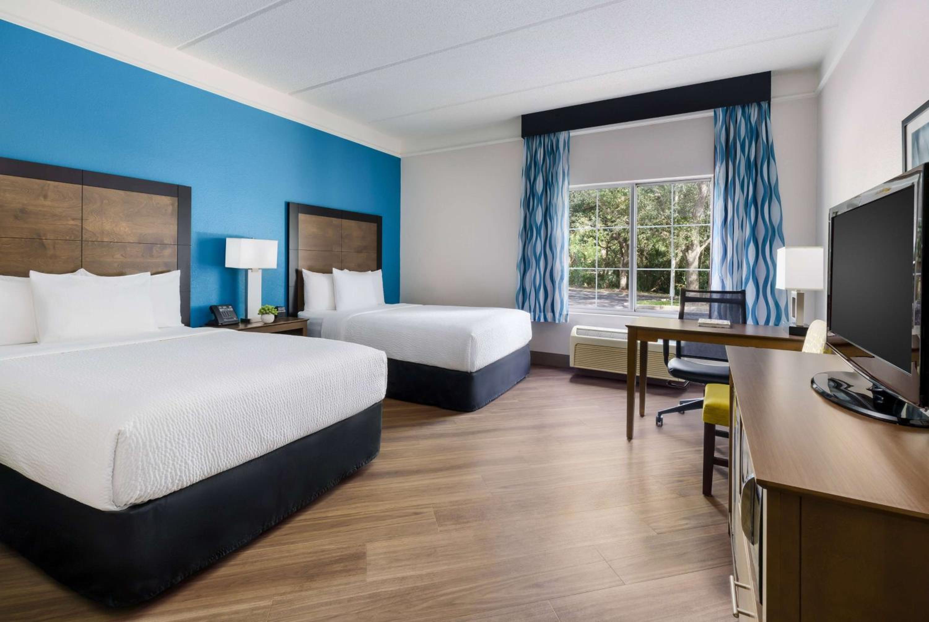 Double Room with Two Double Beds and Roll-In Shower - Mobility/Hearing Accessible - Non-Smoking - Photo 1