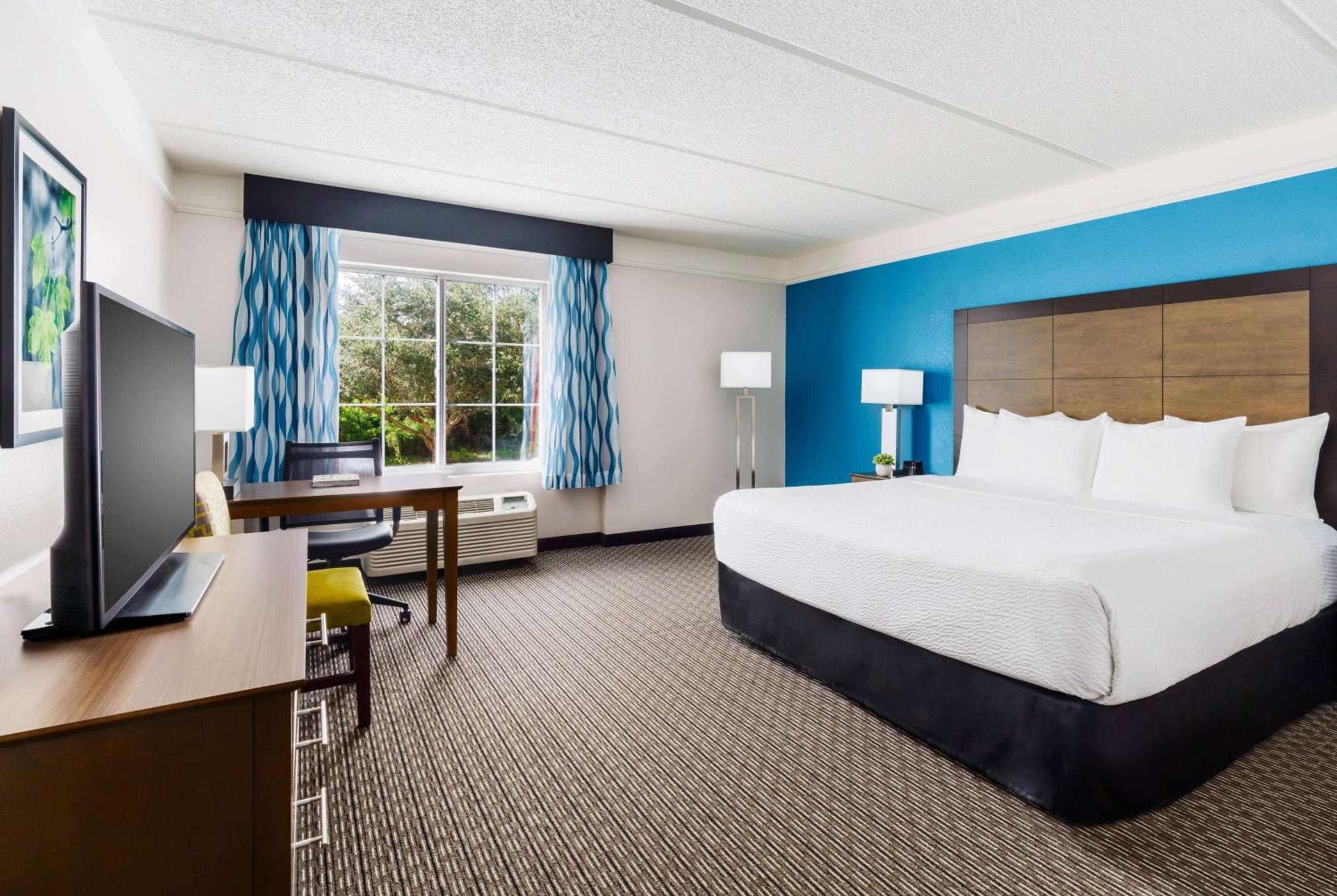 King Room with Roll-In Shower - Mobility/Hearing Accessible - Non-Smoking - Photo 4