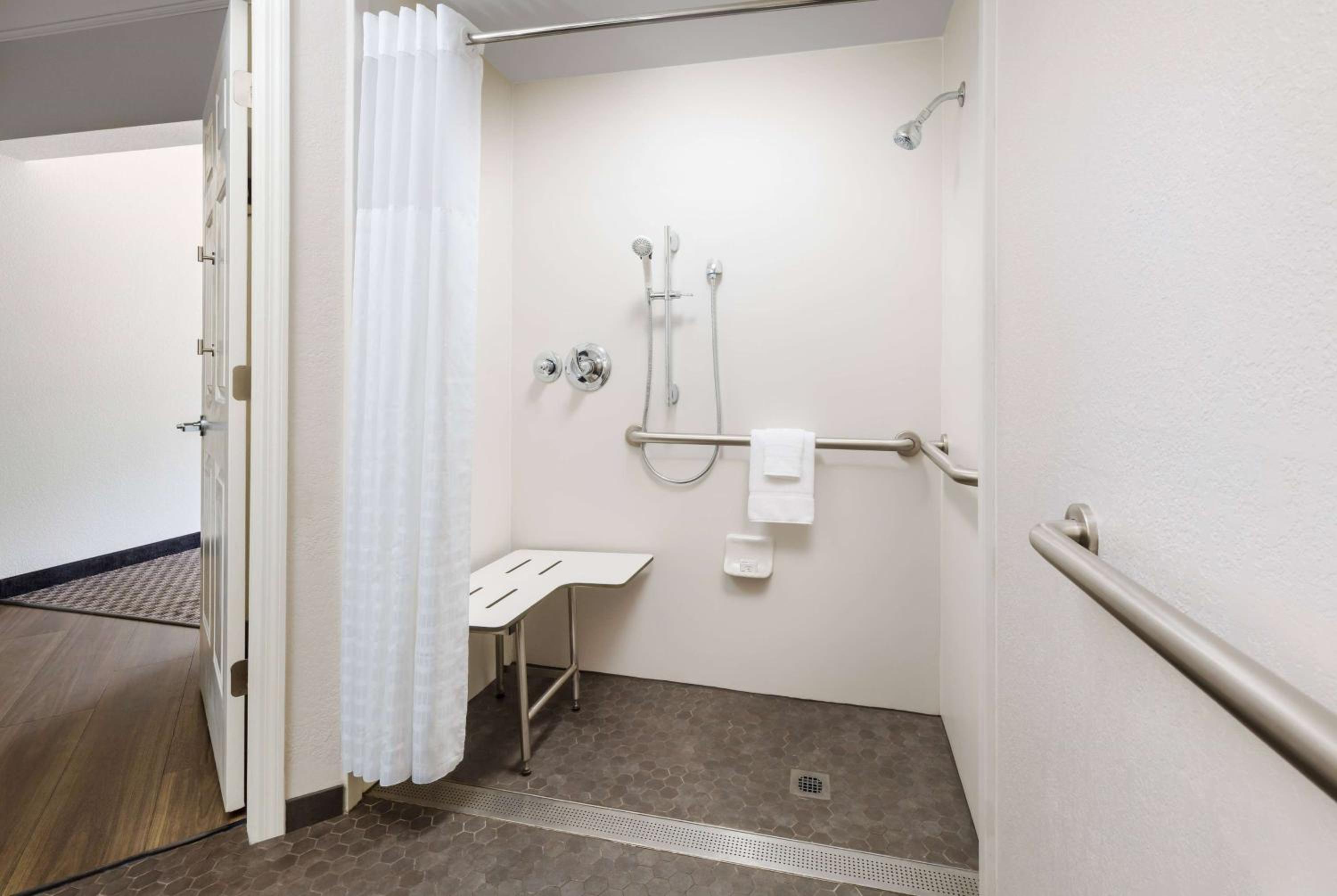 Double Room with Two Double Beds and Roll-In Shower - Mobility/Hearing Accessible - Non-Smoking - Photo 2