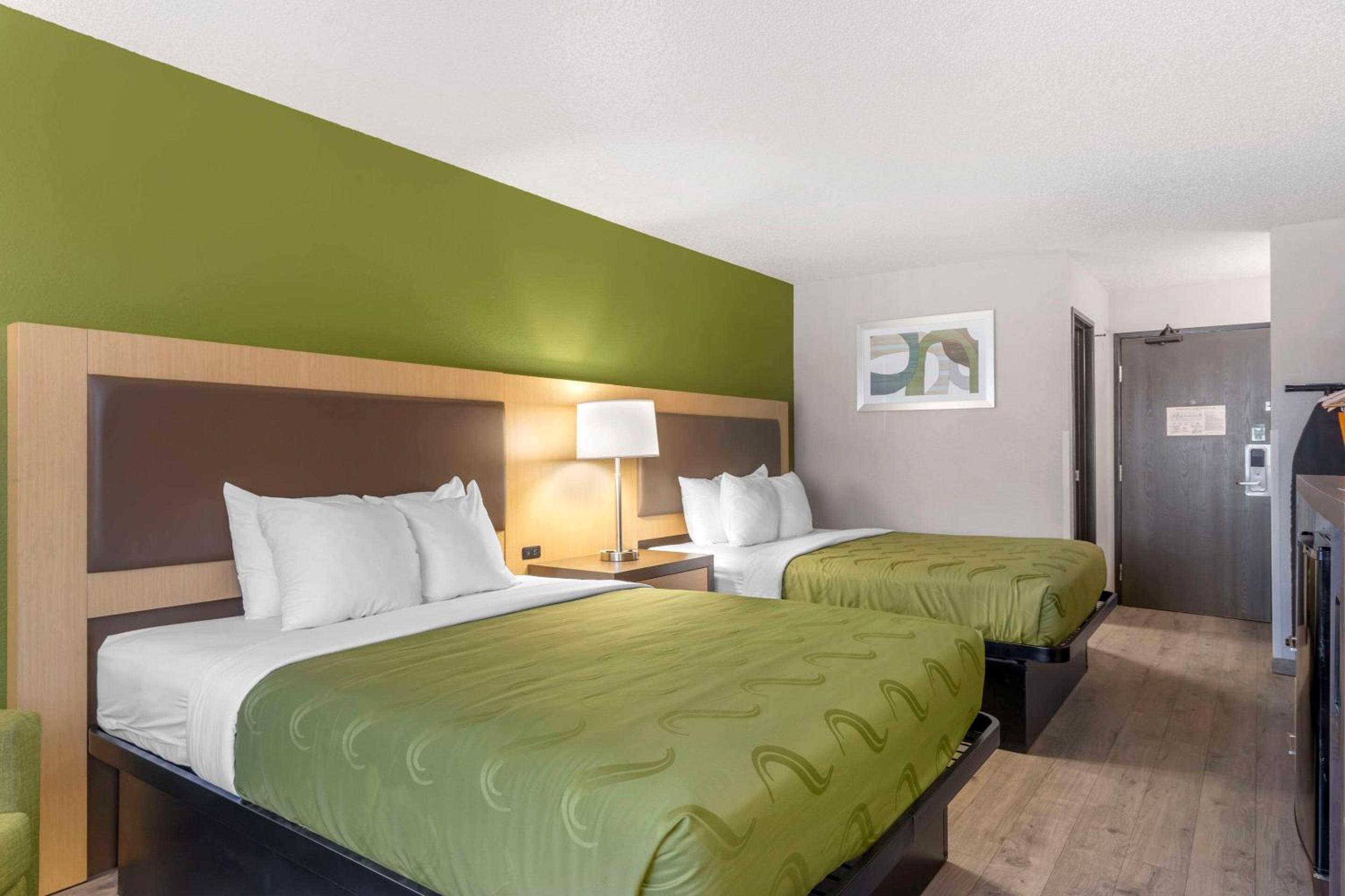 Queen Room with Two Queen Beds - Non-Smoking - Photo 13
