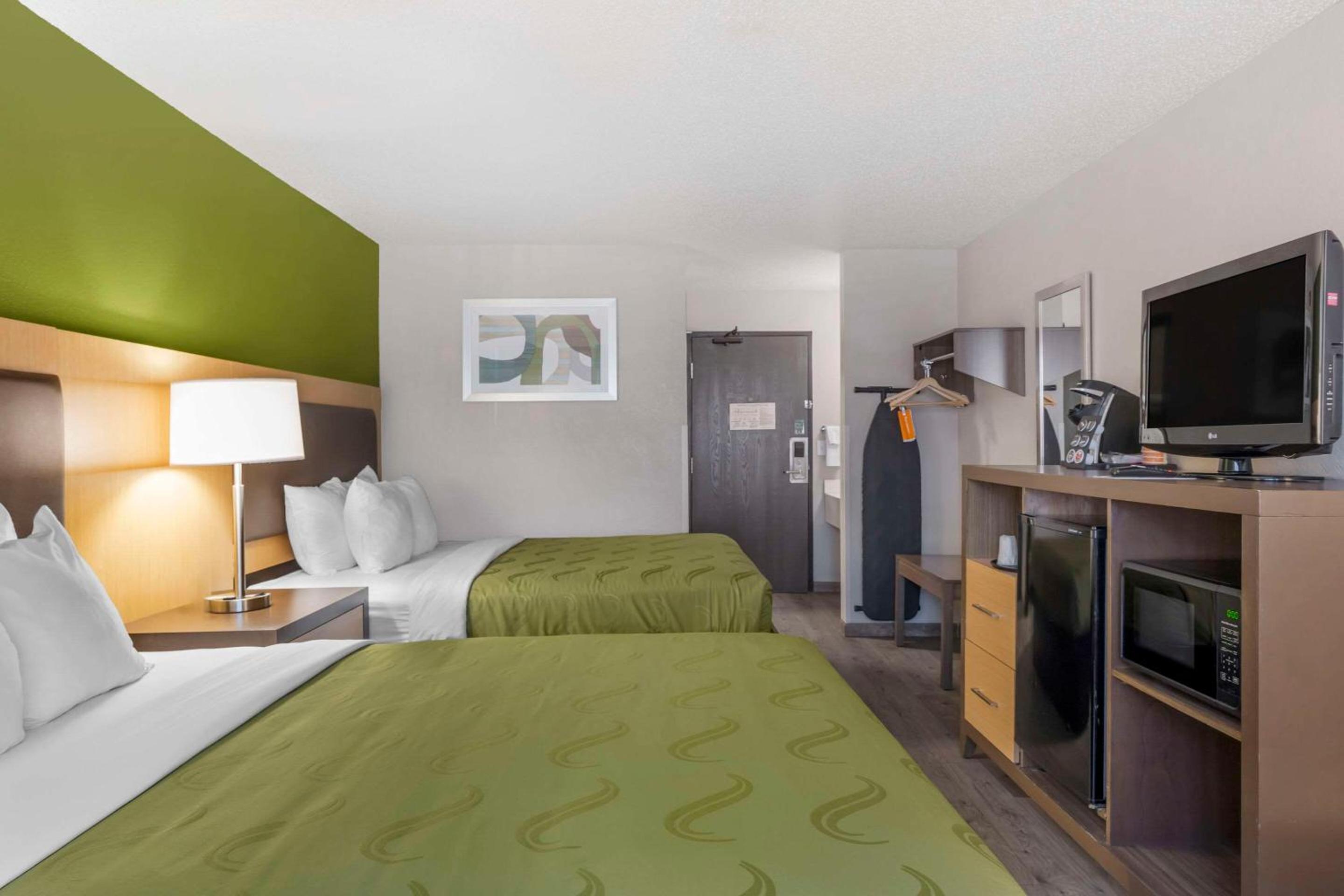 Queen Room with Two Queen Beds - Non-Smoking - Photo 12
