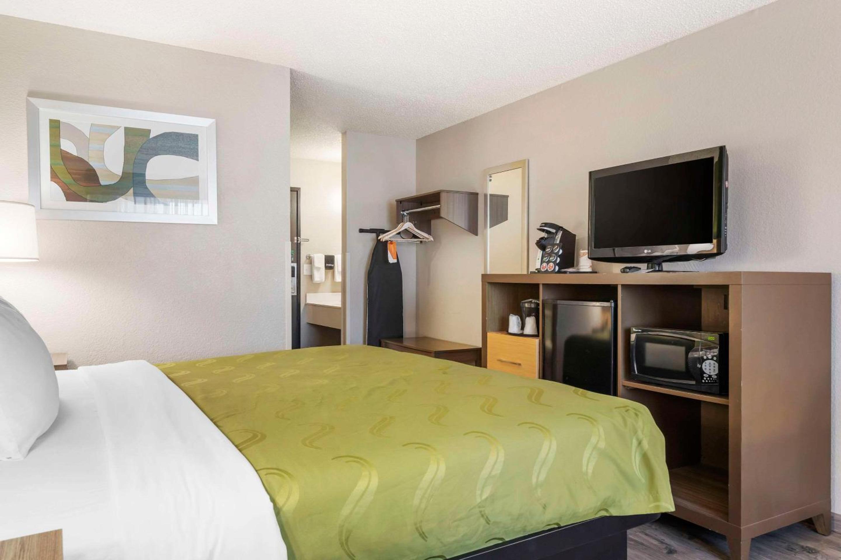 King Room - Non-Smoking - Photo 10