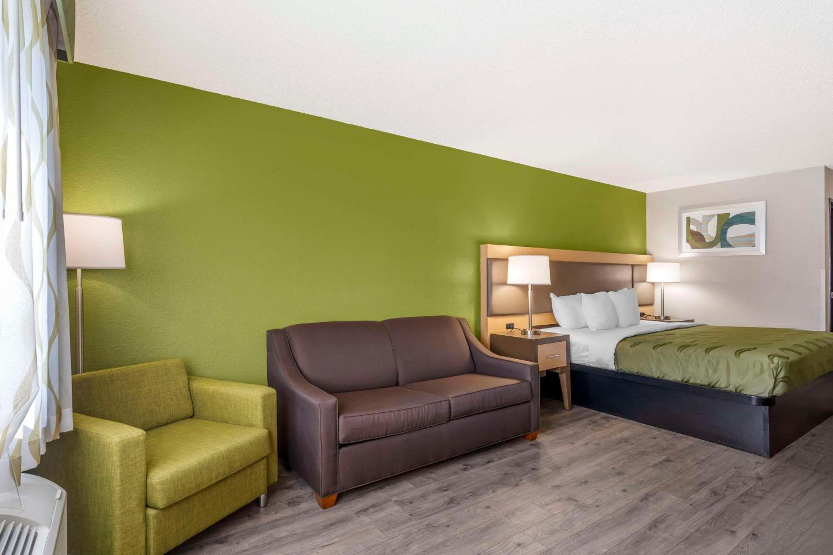 King Suite - Non-Smoking - Photo 3