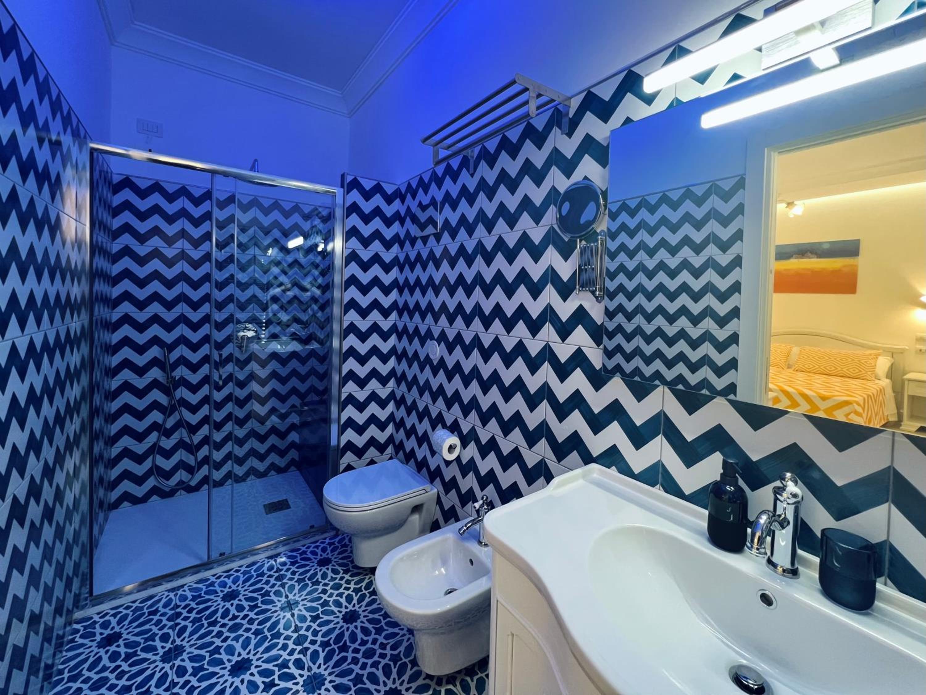 Deluxe Double Room with Balcony - Photo 4