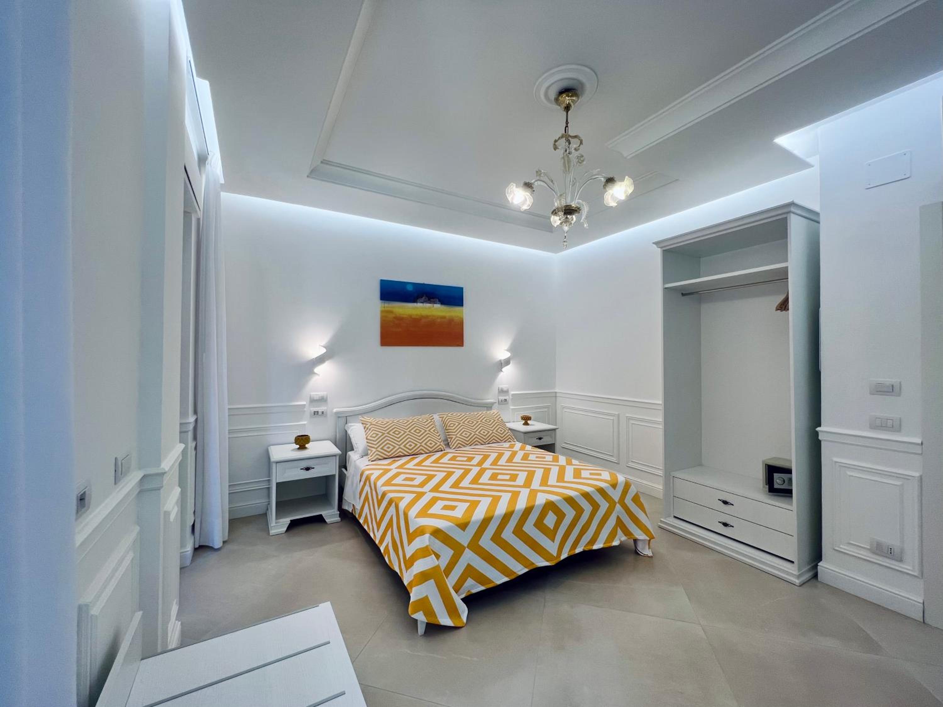 Deluxe Double Room with Balcony - Photo 7