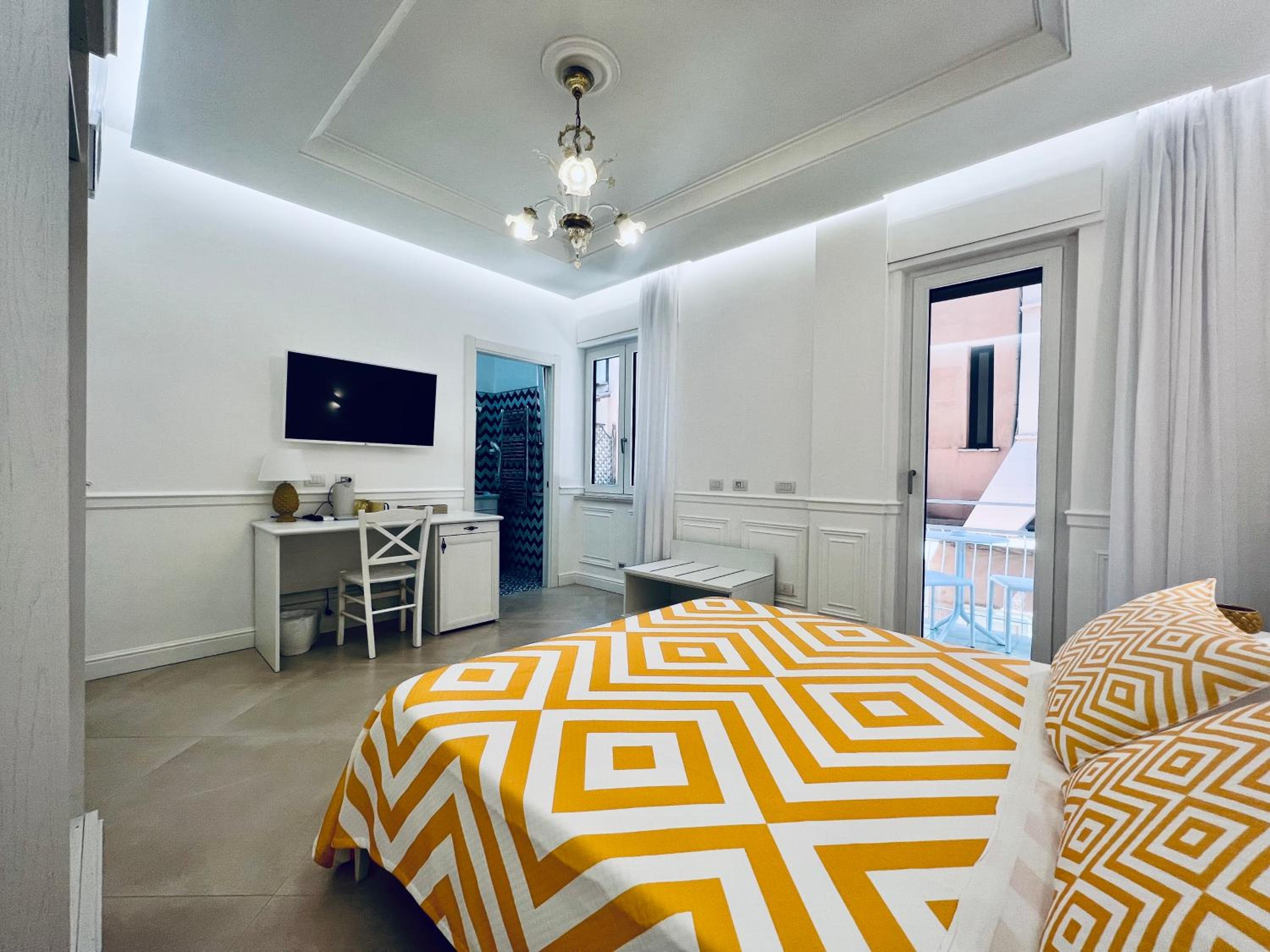 Deluxe Double Room with Balcony - Photo 6