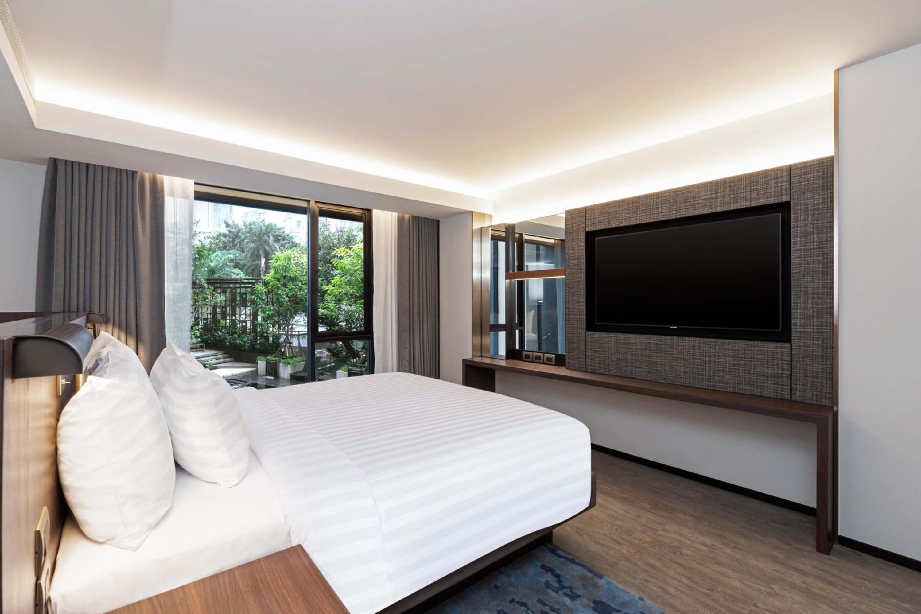 Deluxe Pool View King Room