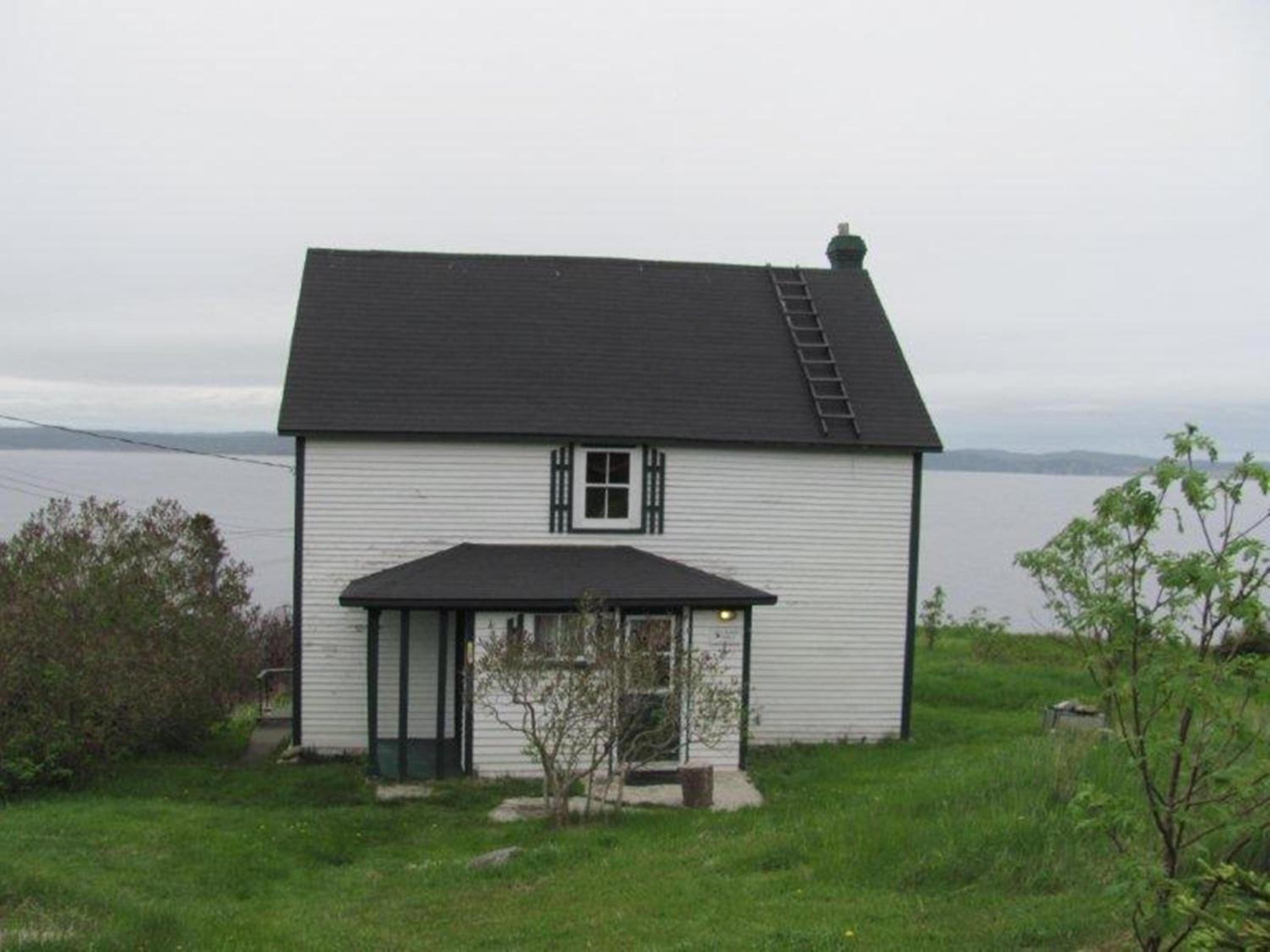 Three-Bedroom House photo 2