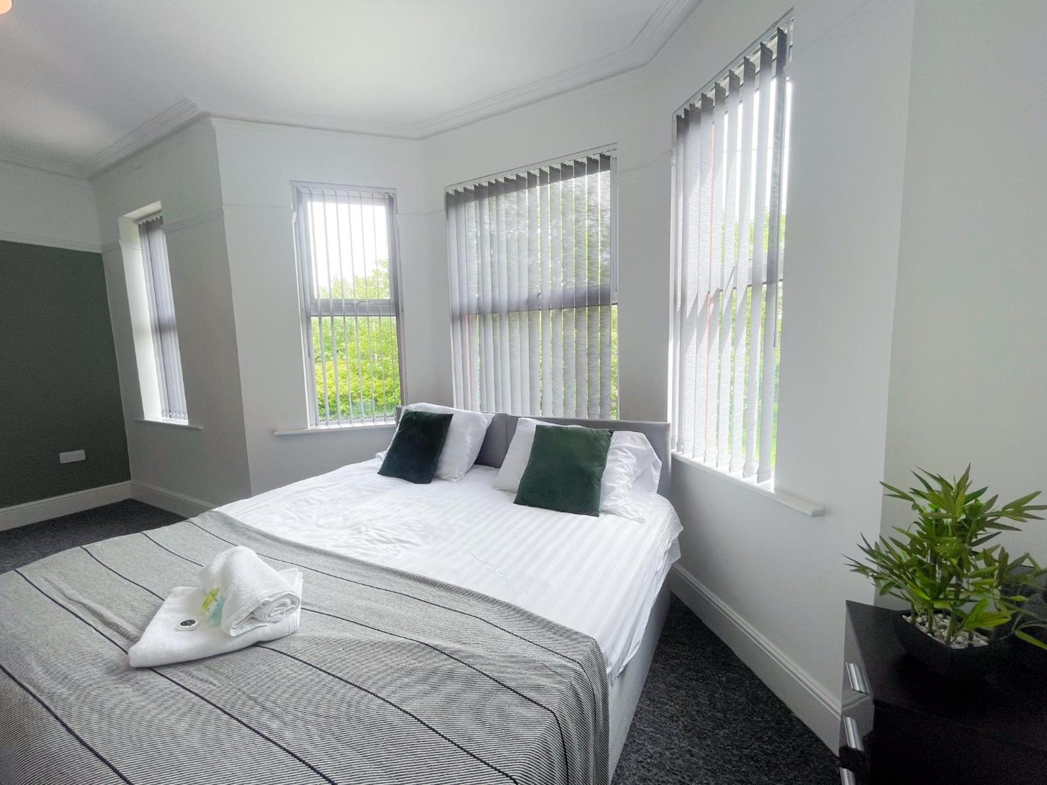Six-Bedroom House photo 1