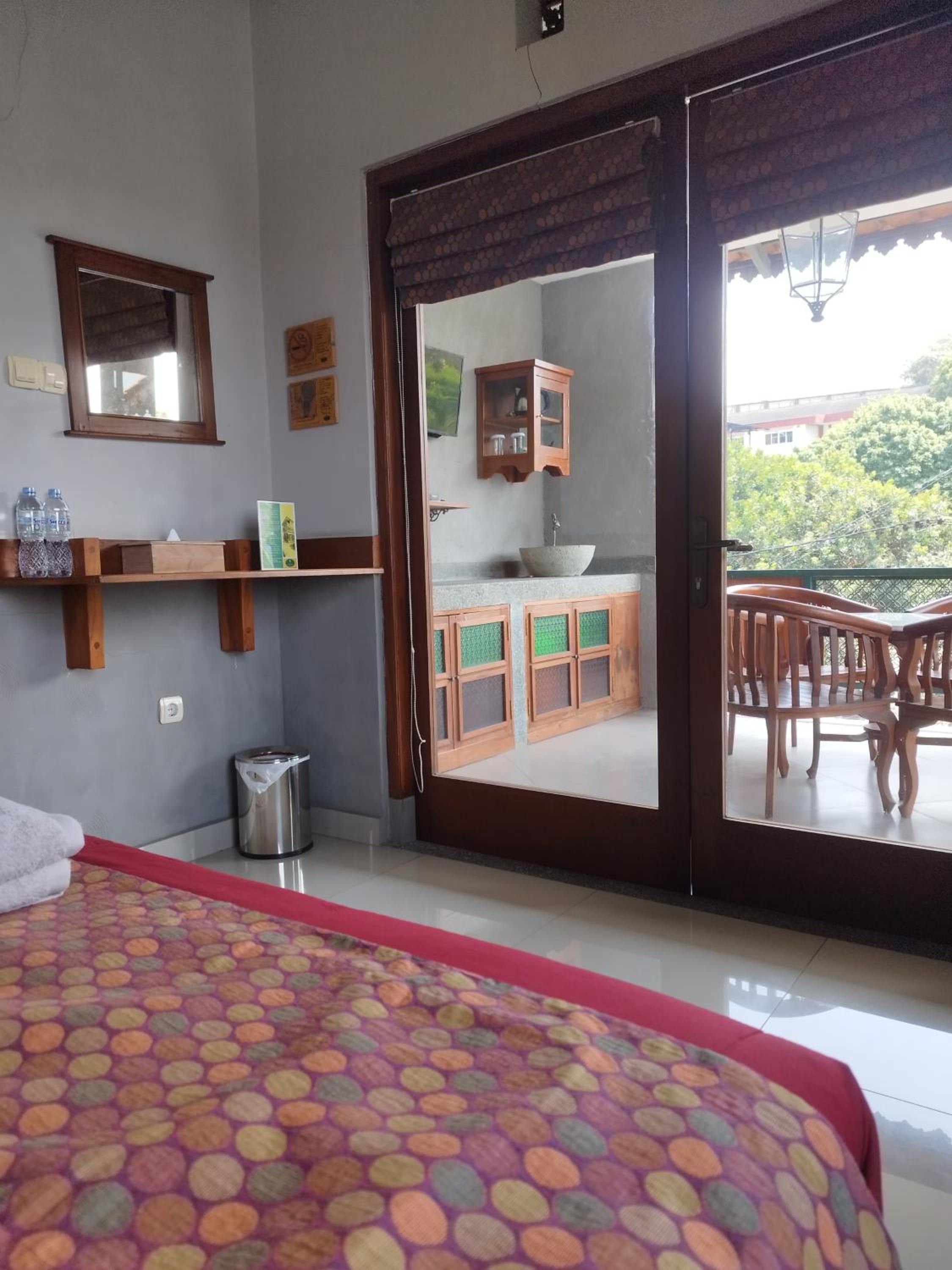 Double Room with Balcony - Photo 12