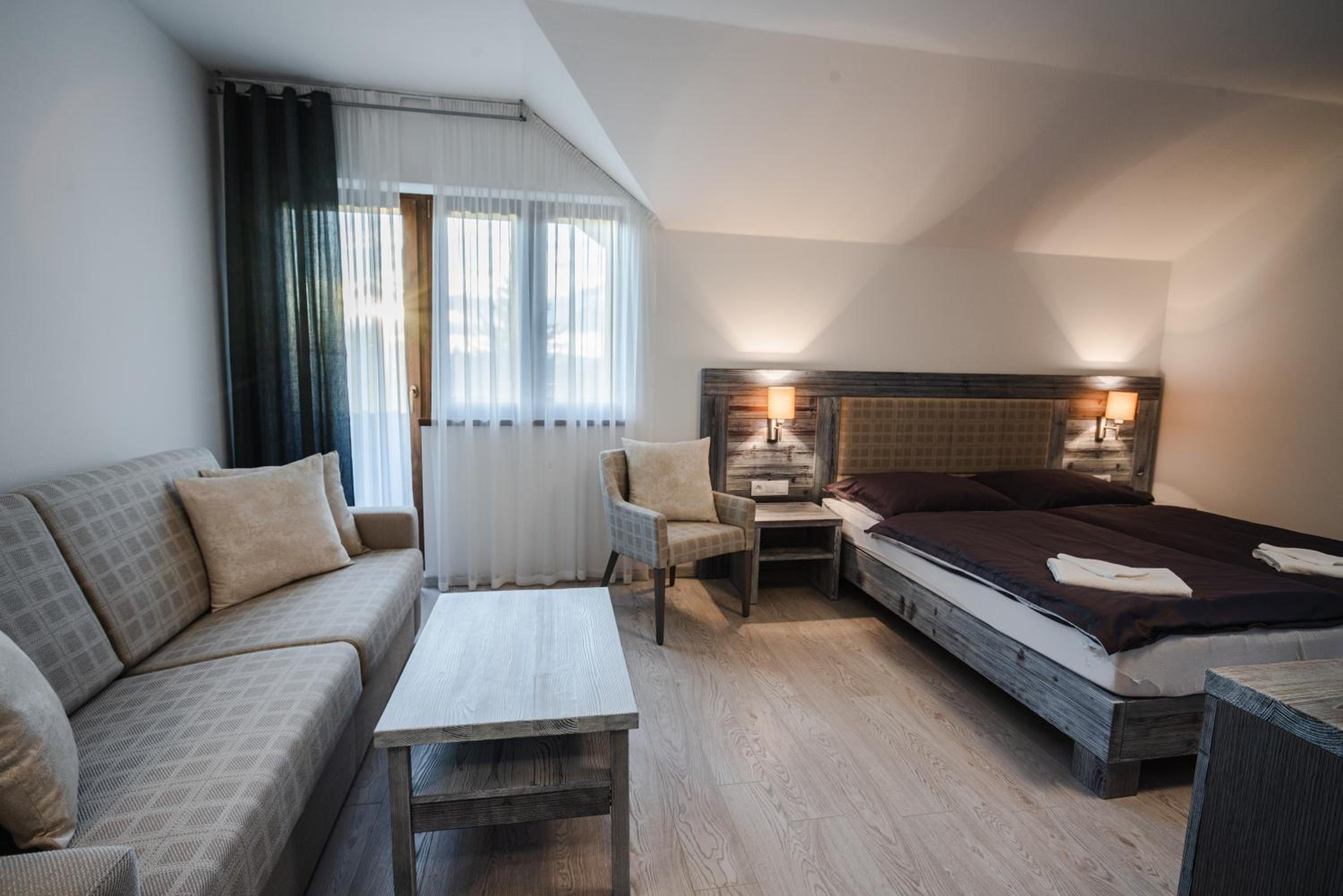 Deluxe Double Room with Extra Bed - Photo 1
