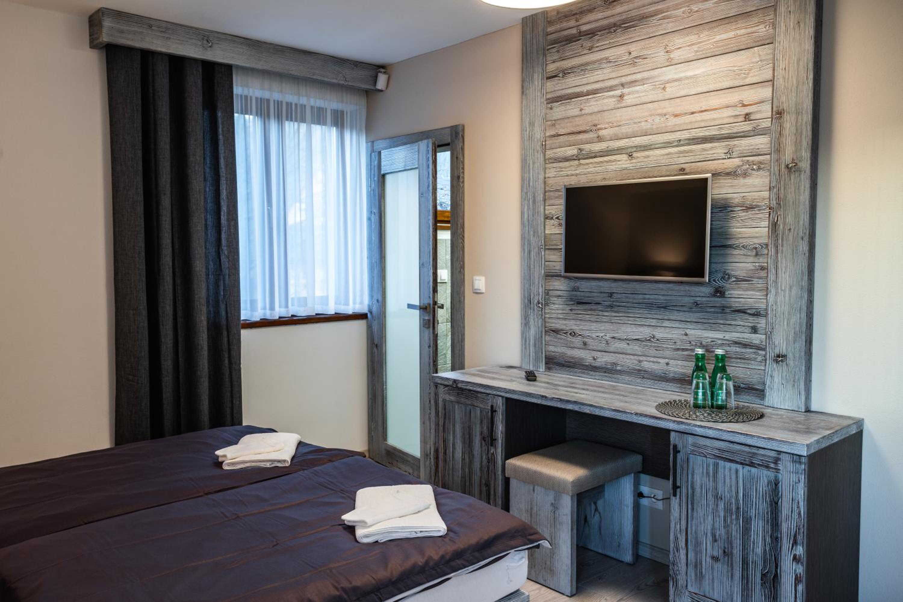 Deluxe Double Room with Extra Bed - Photo 4