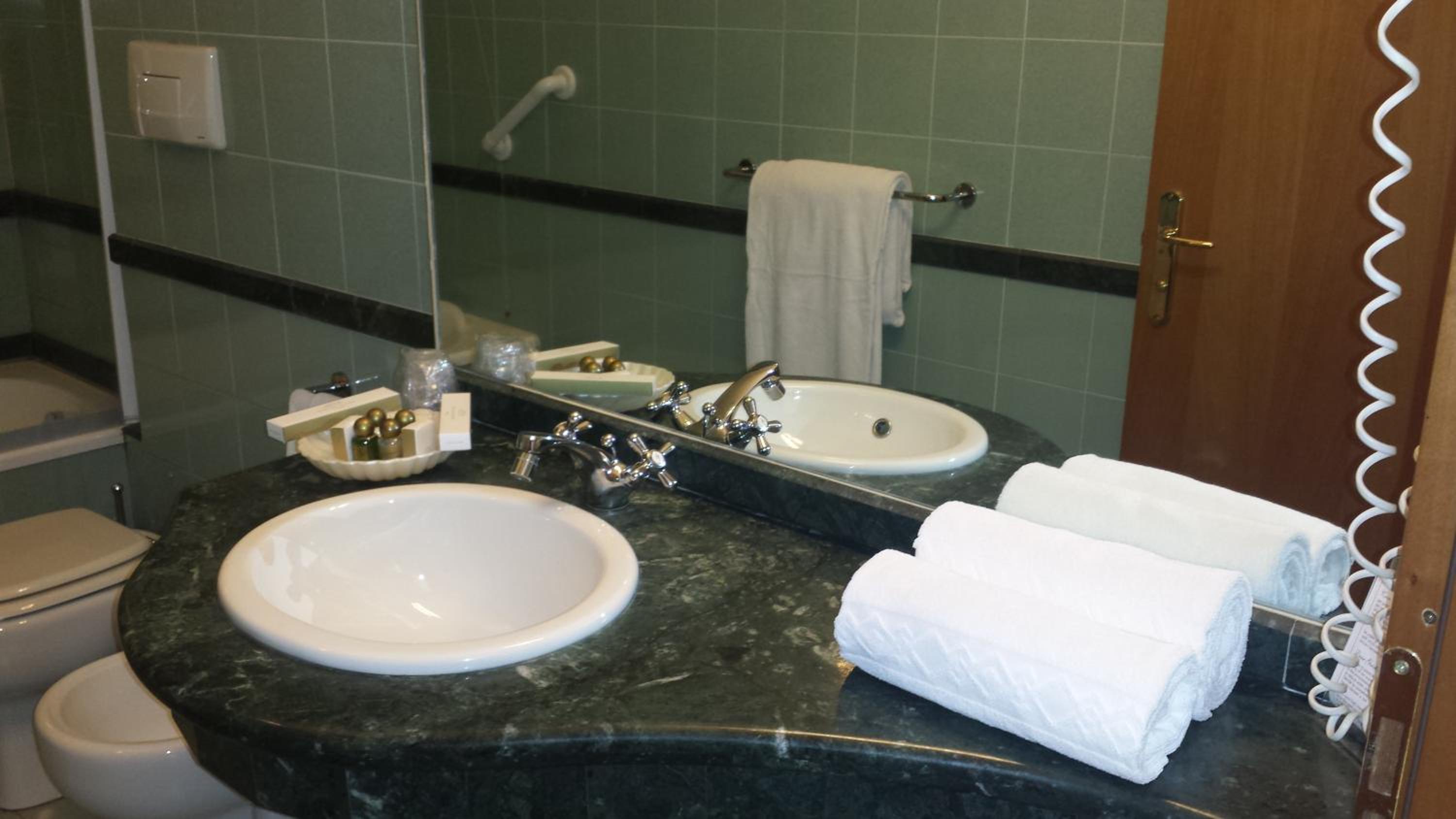 Superior Double or Twin Room - Photo 9