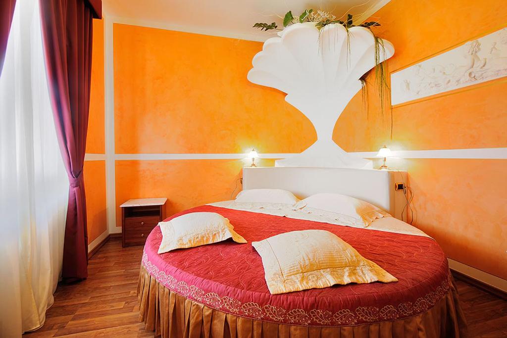 Deluxe Suite with Spa Bath