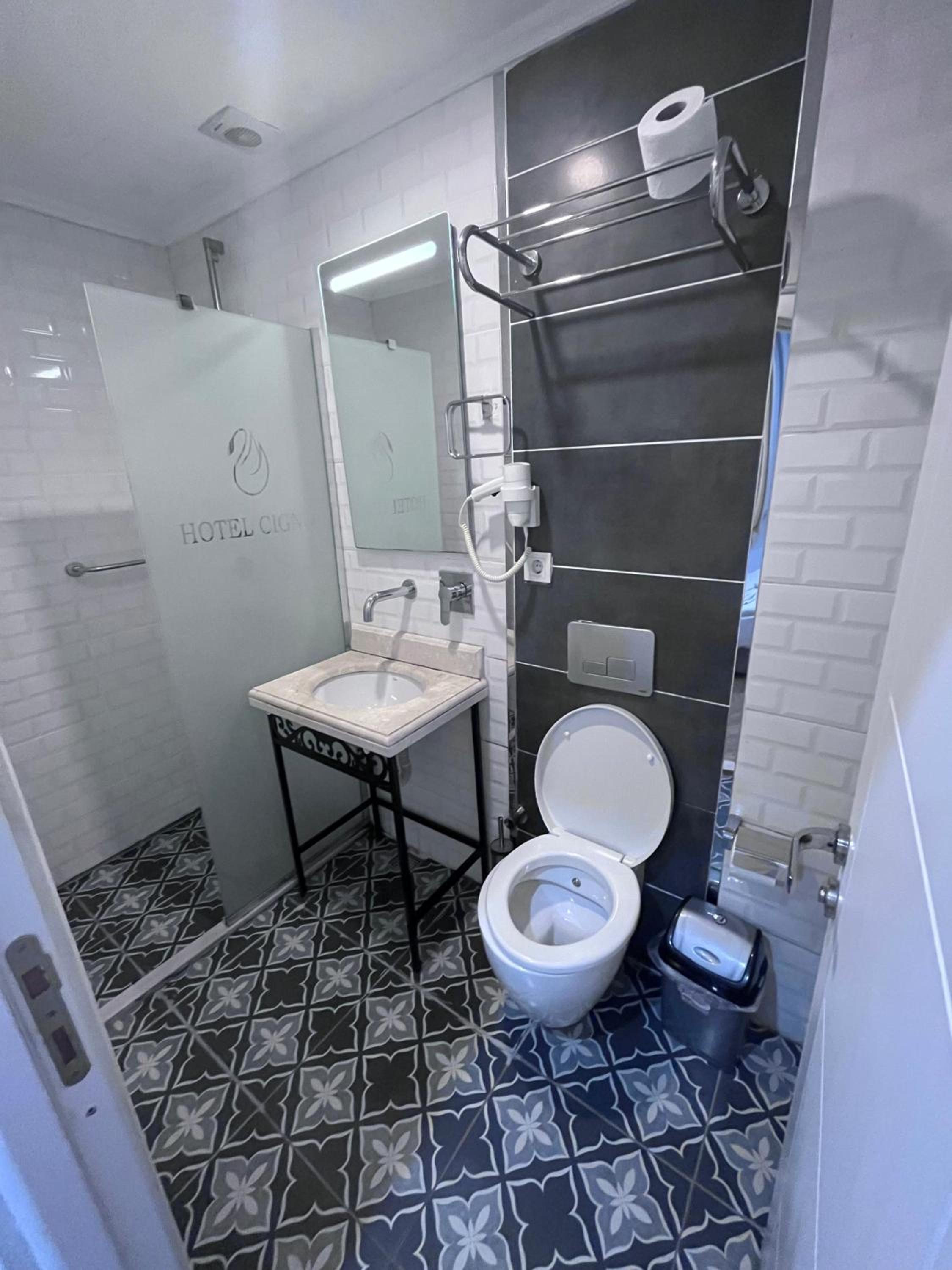 Small Single Room with No View photo 2