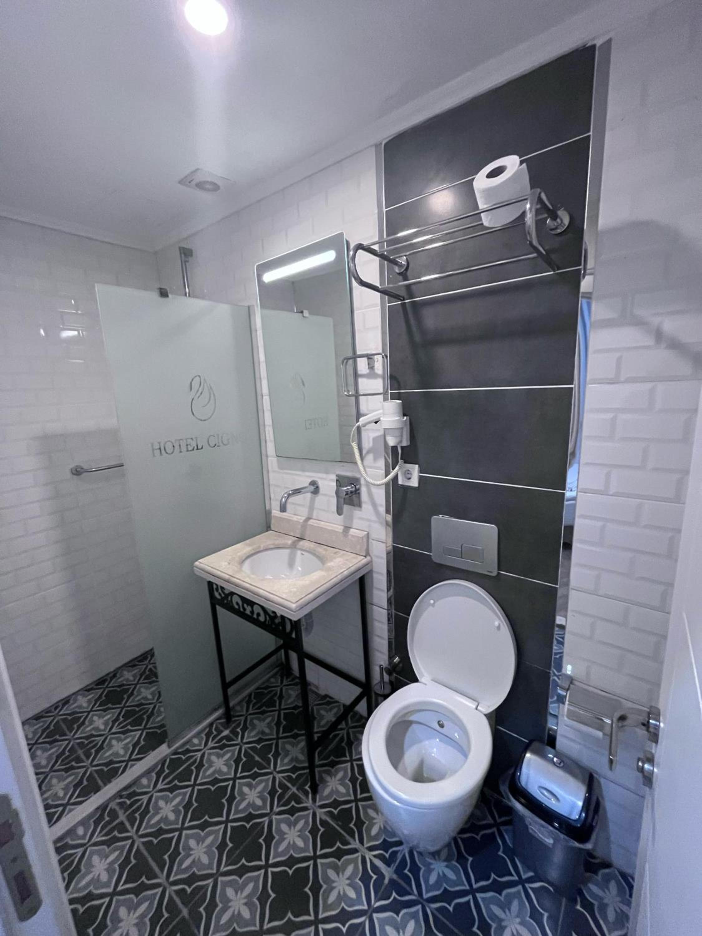 Small Single Room with No View photo 3