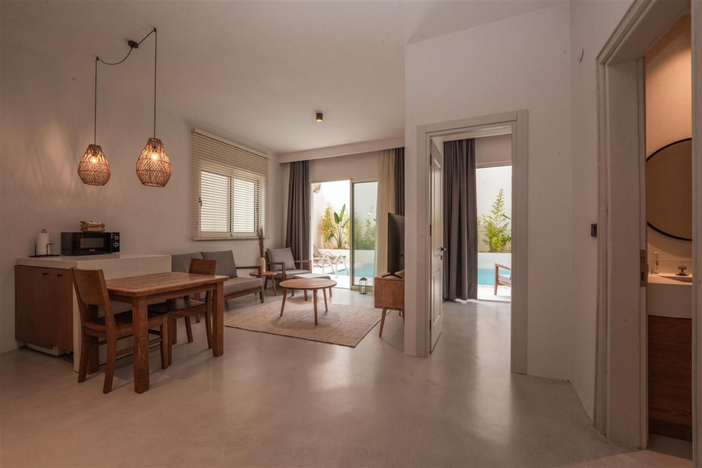 Apartment with Pool View