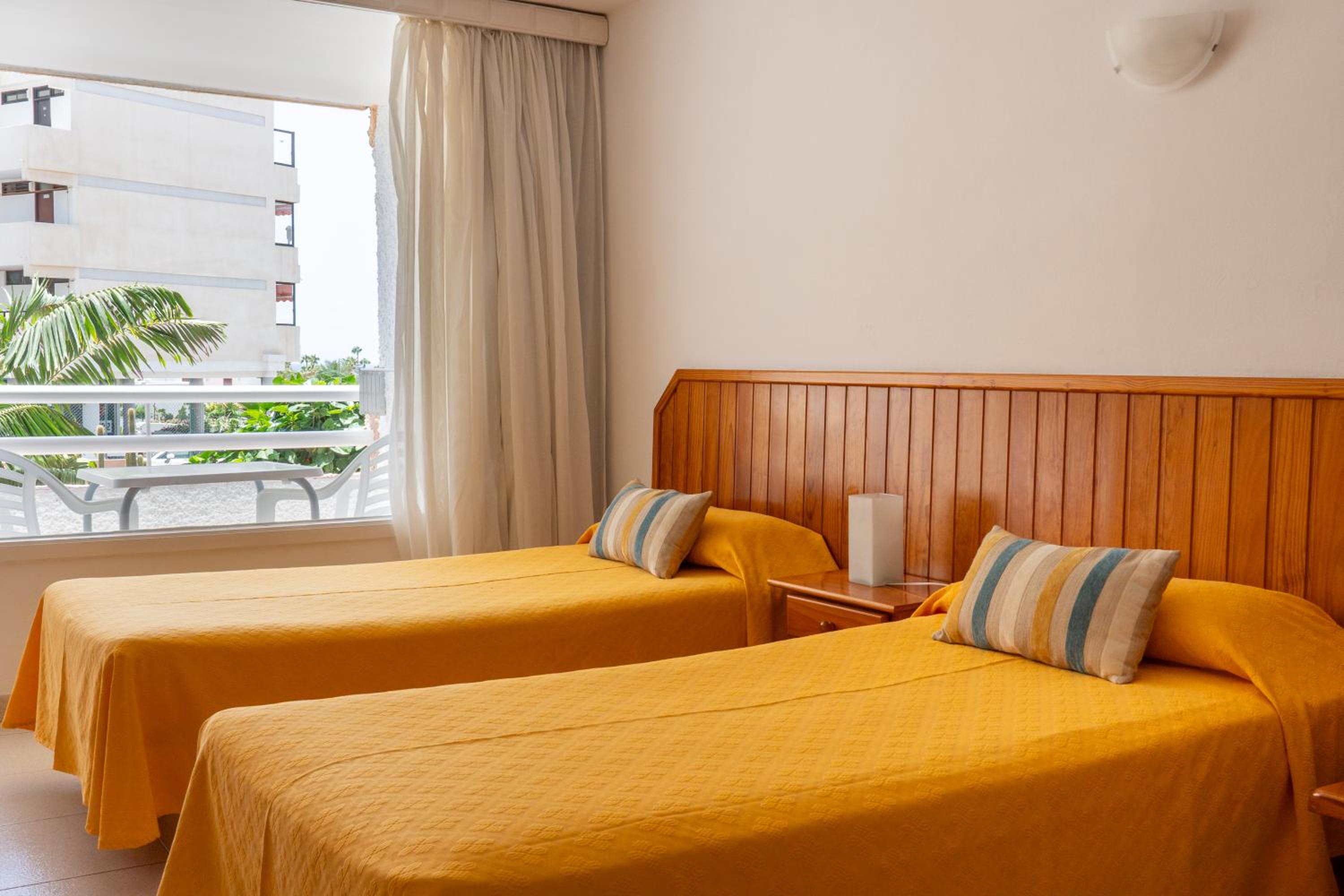 Estudio con vista al jardín