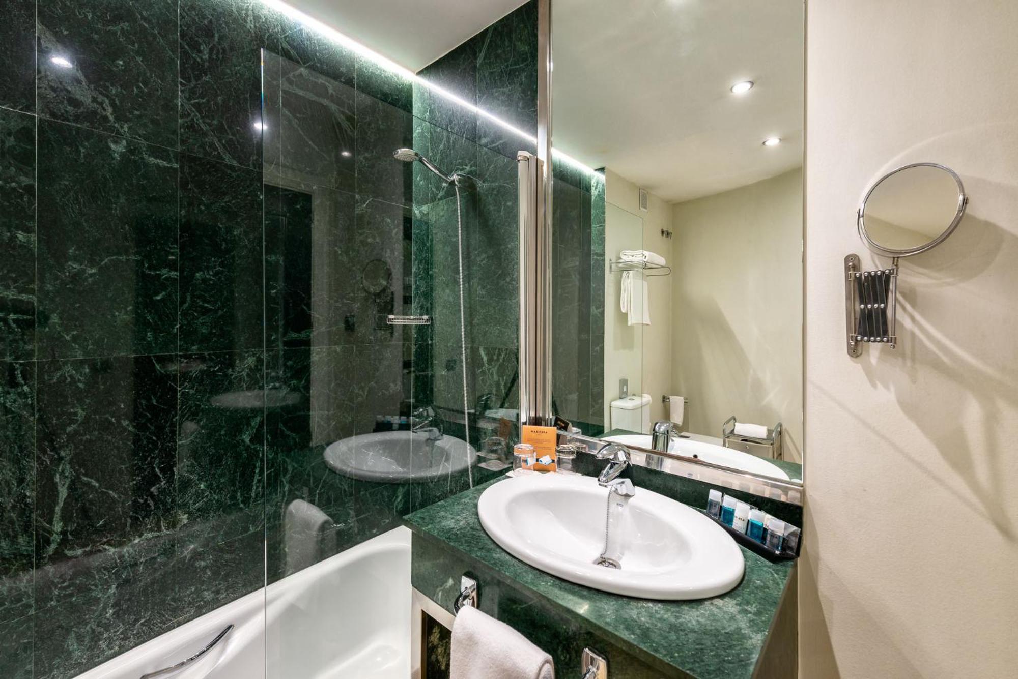 Standard Double or Twin Room photo 3