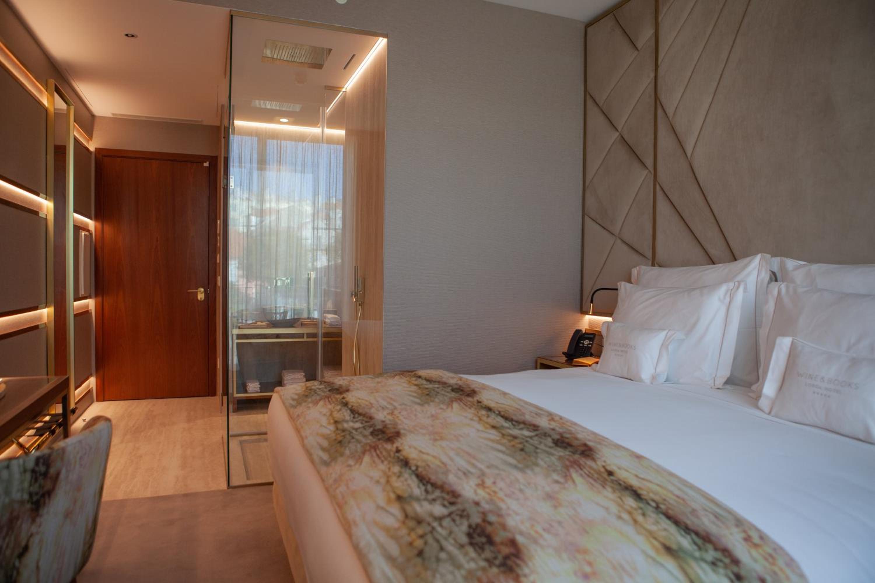 Deluxe Double Room thumbnail 5