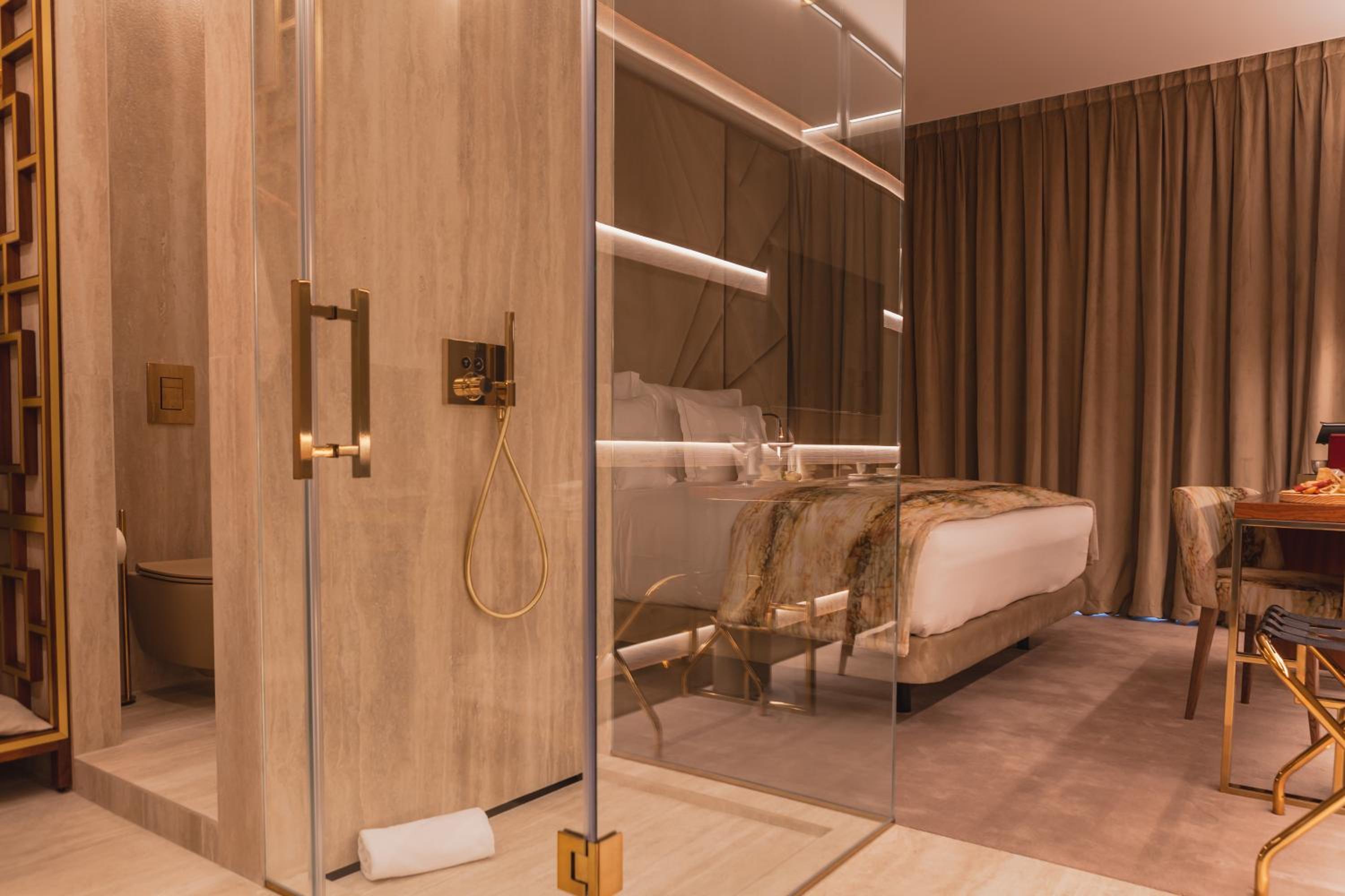 Deluxe Double Room thumbnail 6