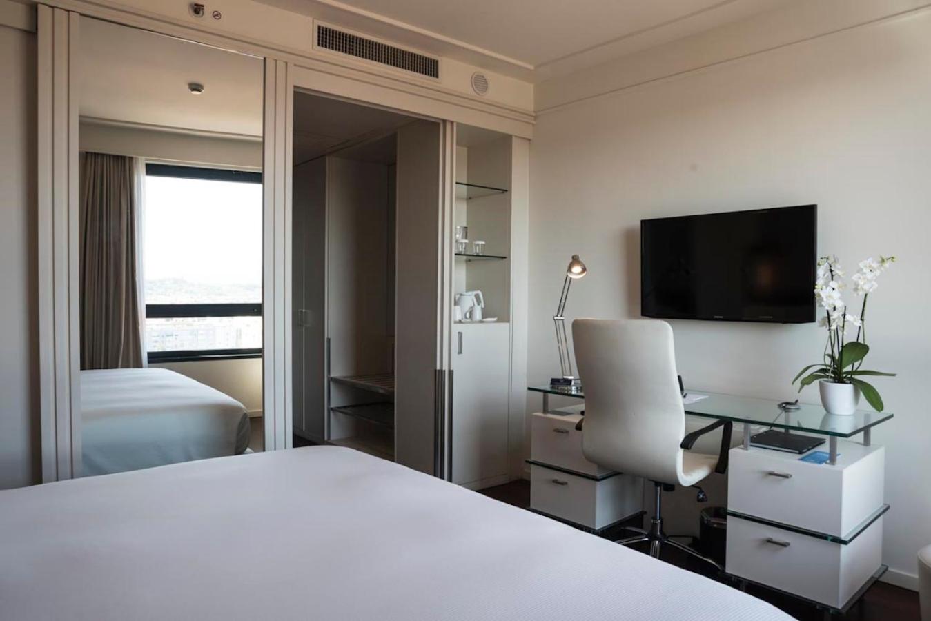 Deluxe King Room with City View thumbnail 5