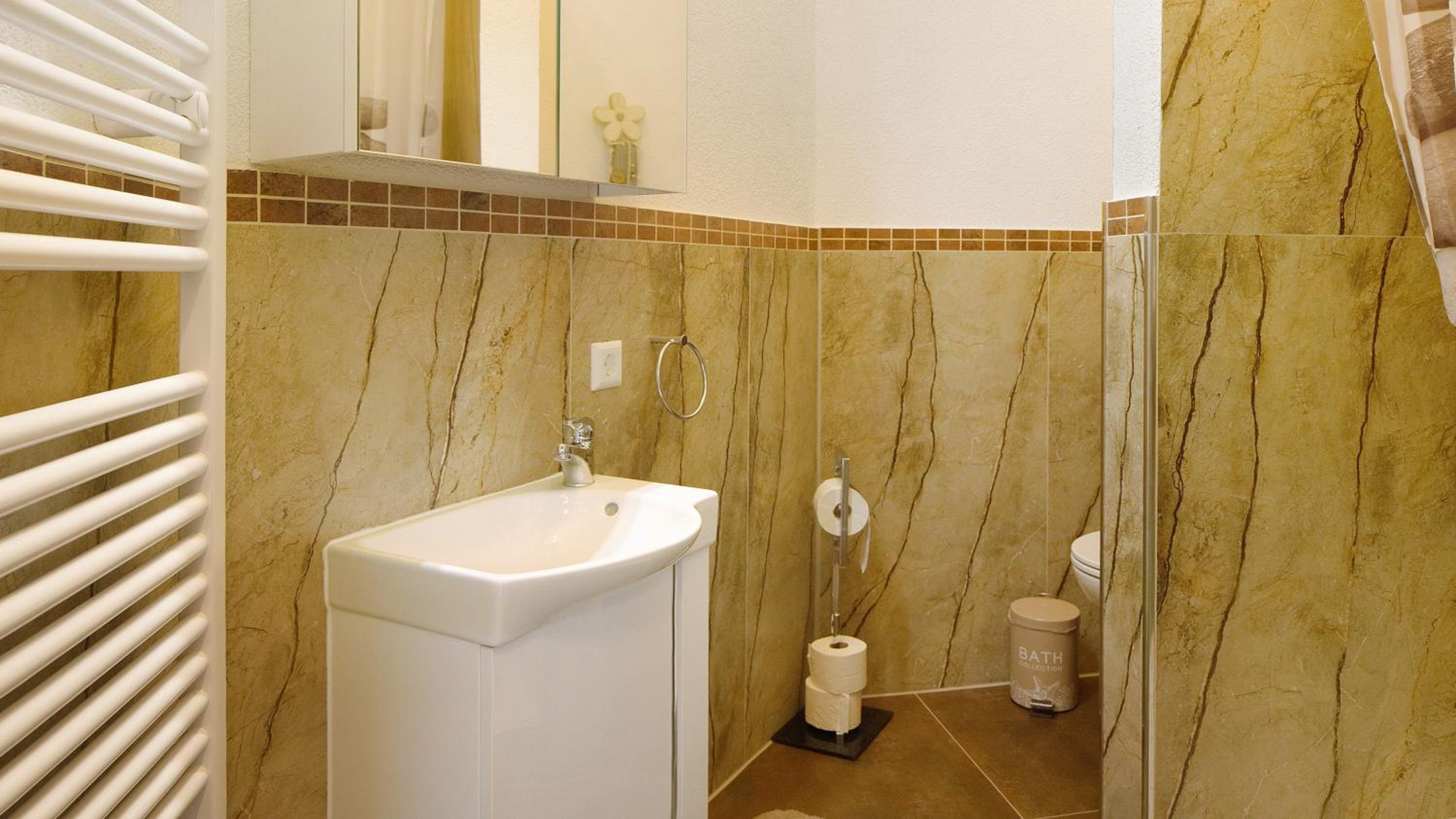 One-Bedroom Apartment with Garden photo 3